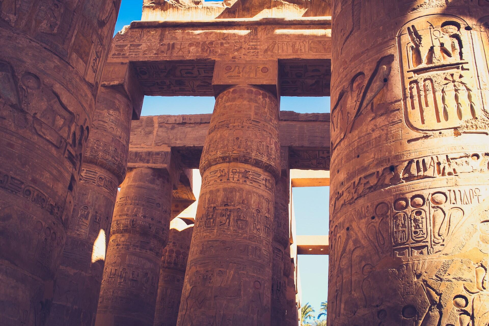 Store søyler med inskripsjoner og symboler fra et egyptisk tempel.