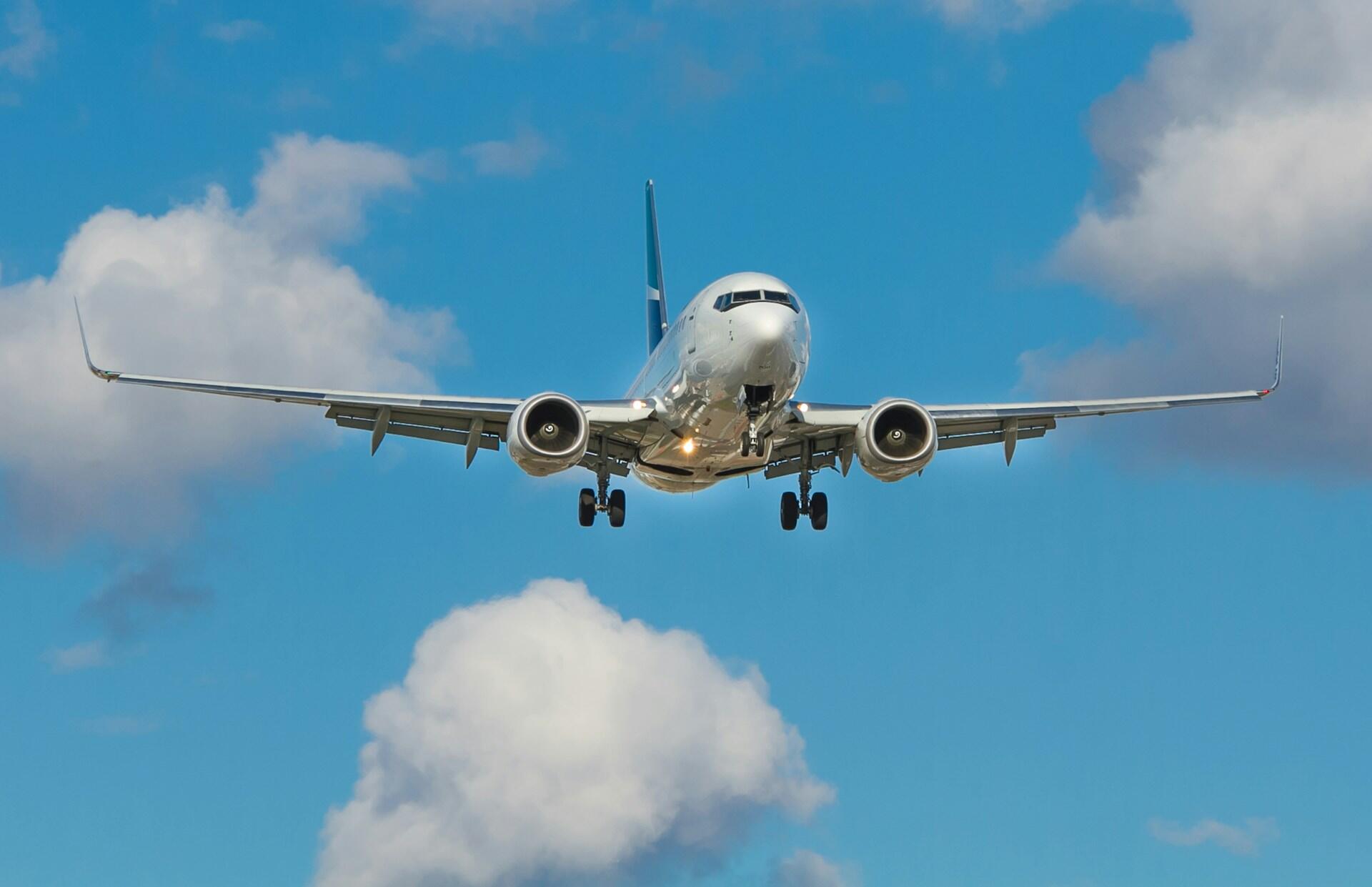 Fly i lufta med blå himmel og litt skyer.