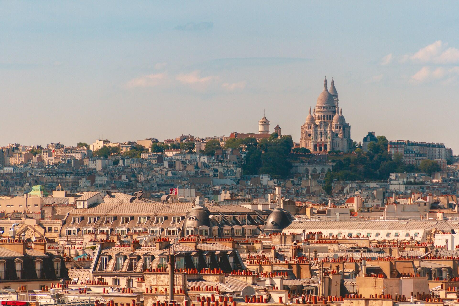 Kirke i Paris i solnedgang på høyden over byen.