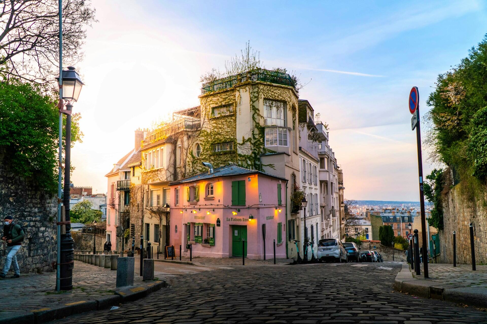 Bygning med planter på hjørne av gate i Montmartre i Paris.