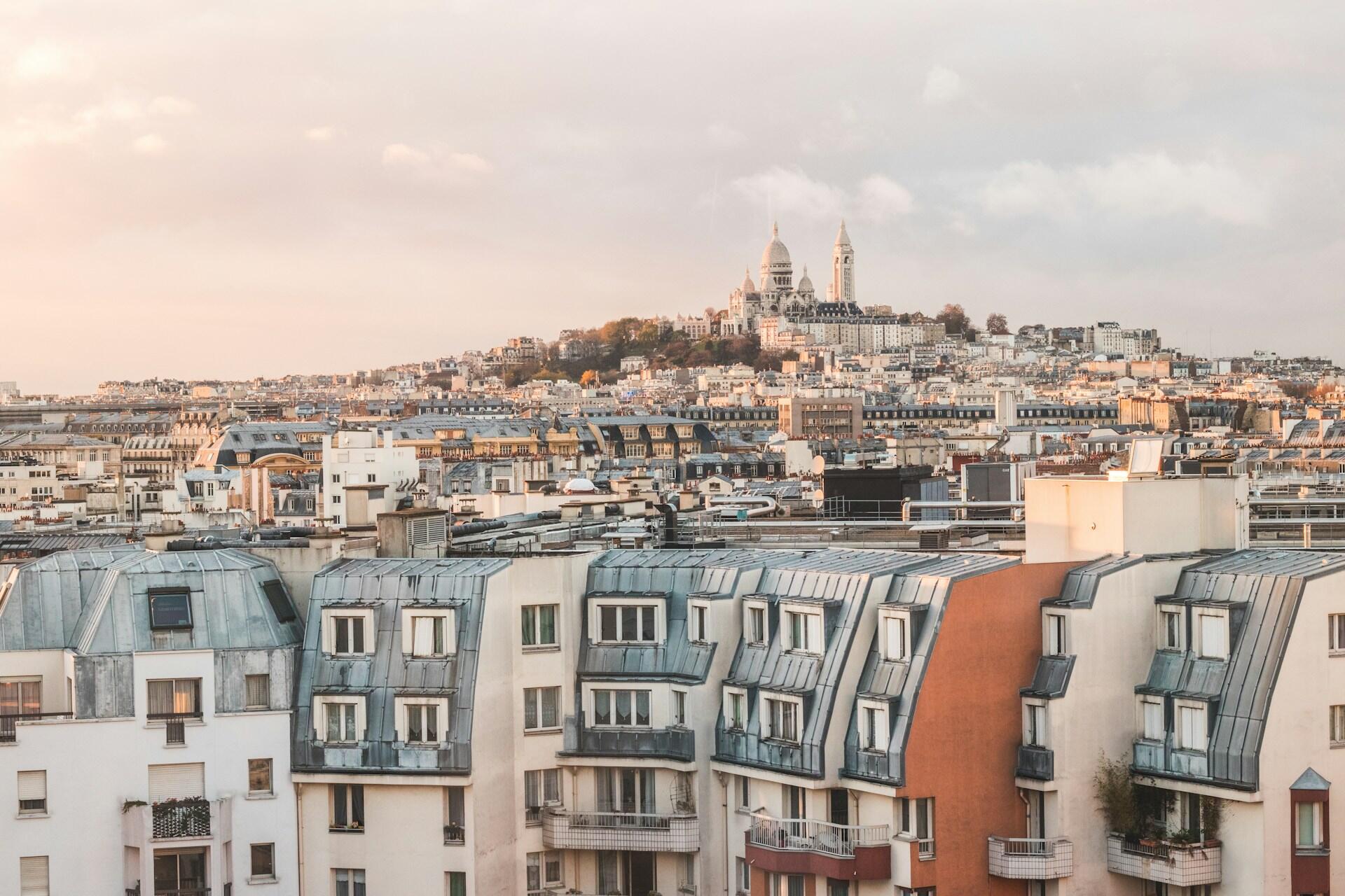 Utsikt over Paris og kirken i Montmartre.