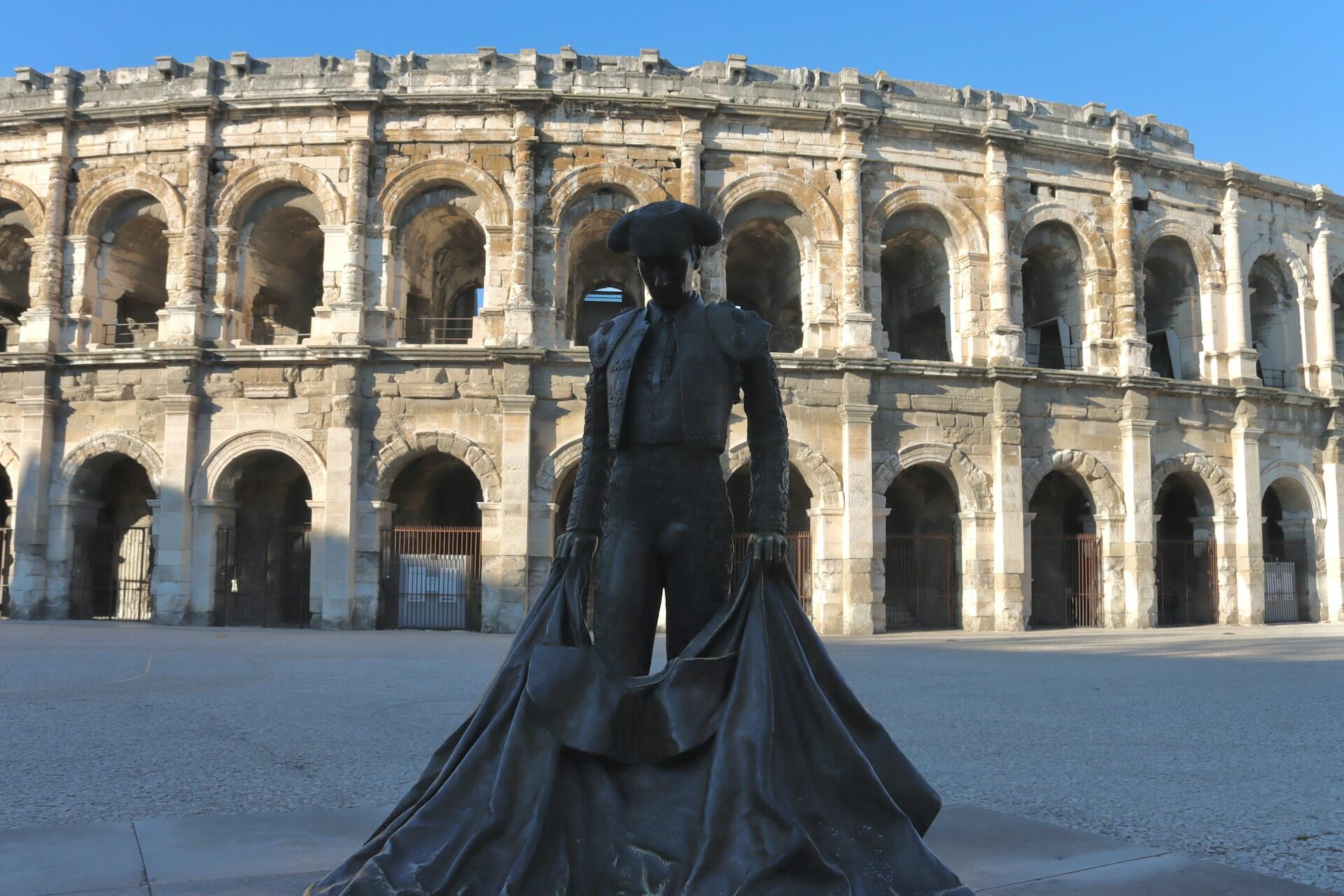 Statue utenfor amfiteater i den franske byen Nîmes. 