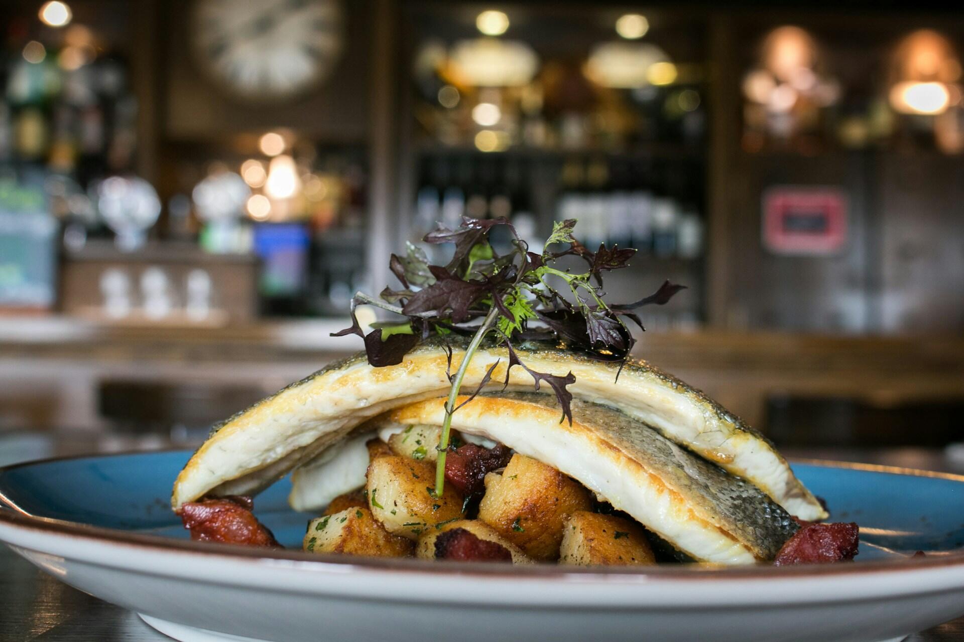 Tallerken med fisk, poteter og urter servert på pub i Claremorris, Irland.