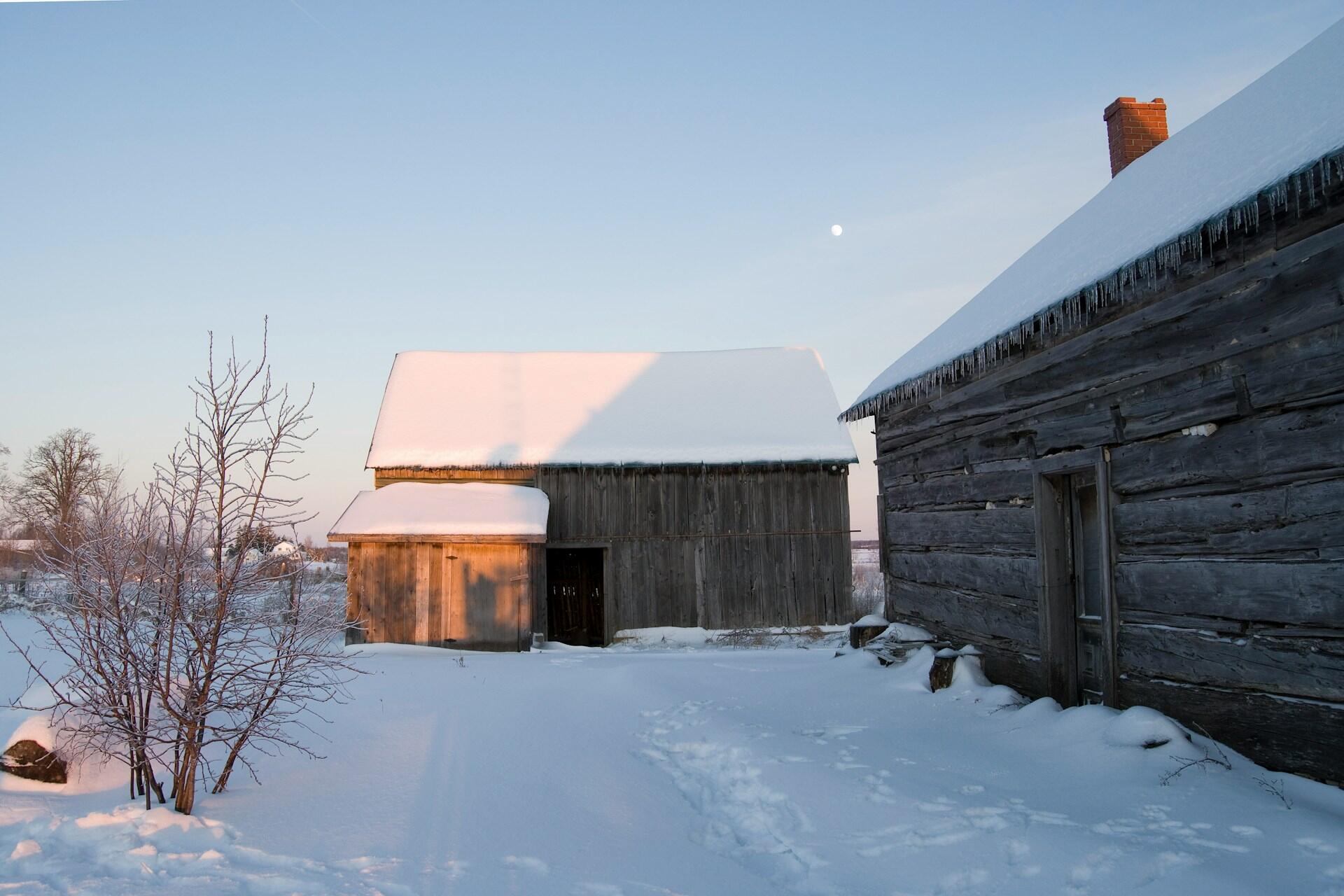 Hus med snø og istapper på vinteren