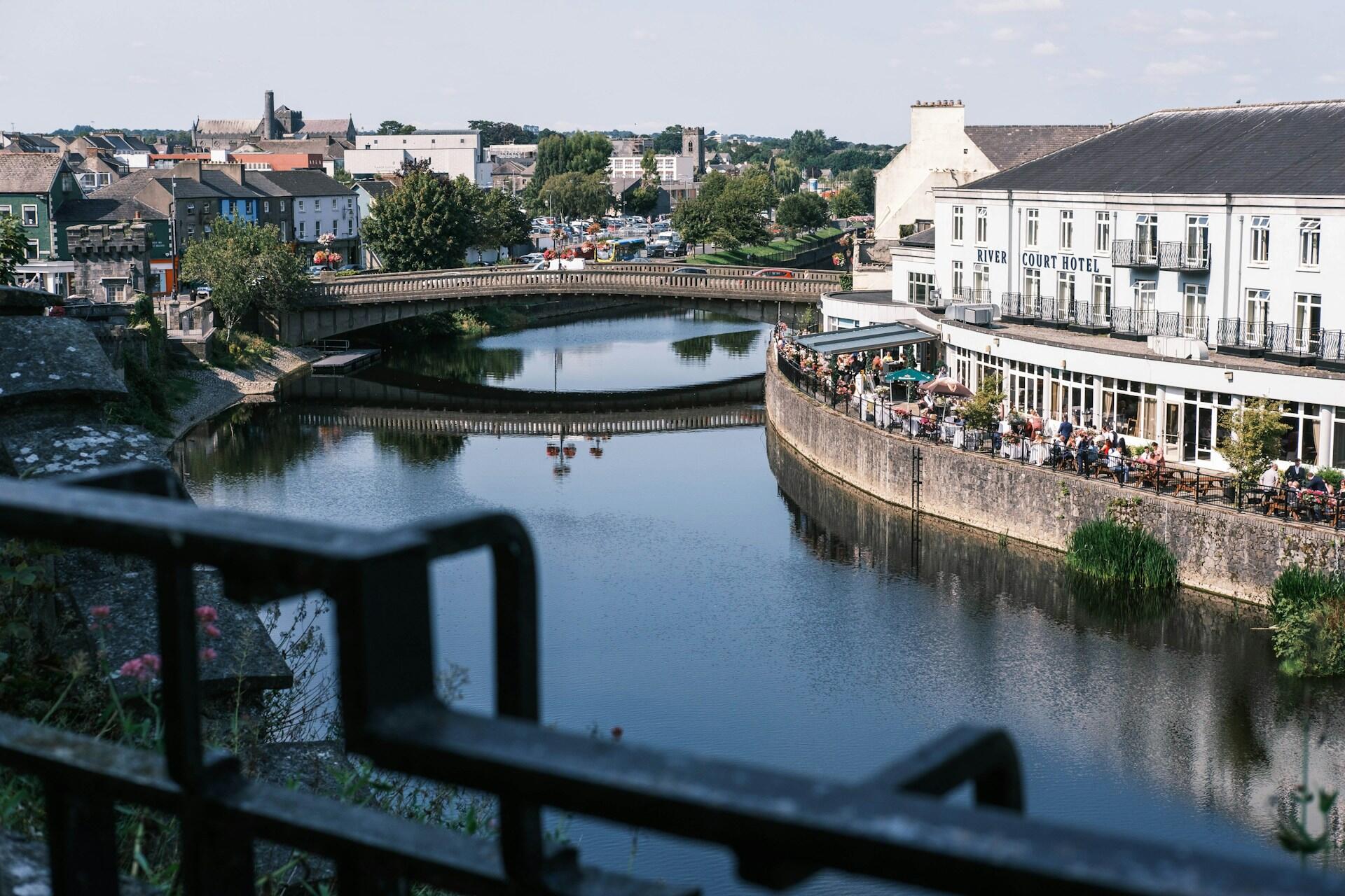 Elven Nore renner gjennom Kilkenny, med bro og uteservering langs vannkanten