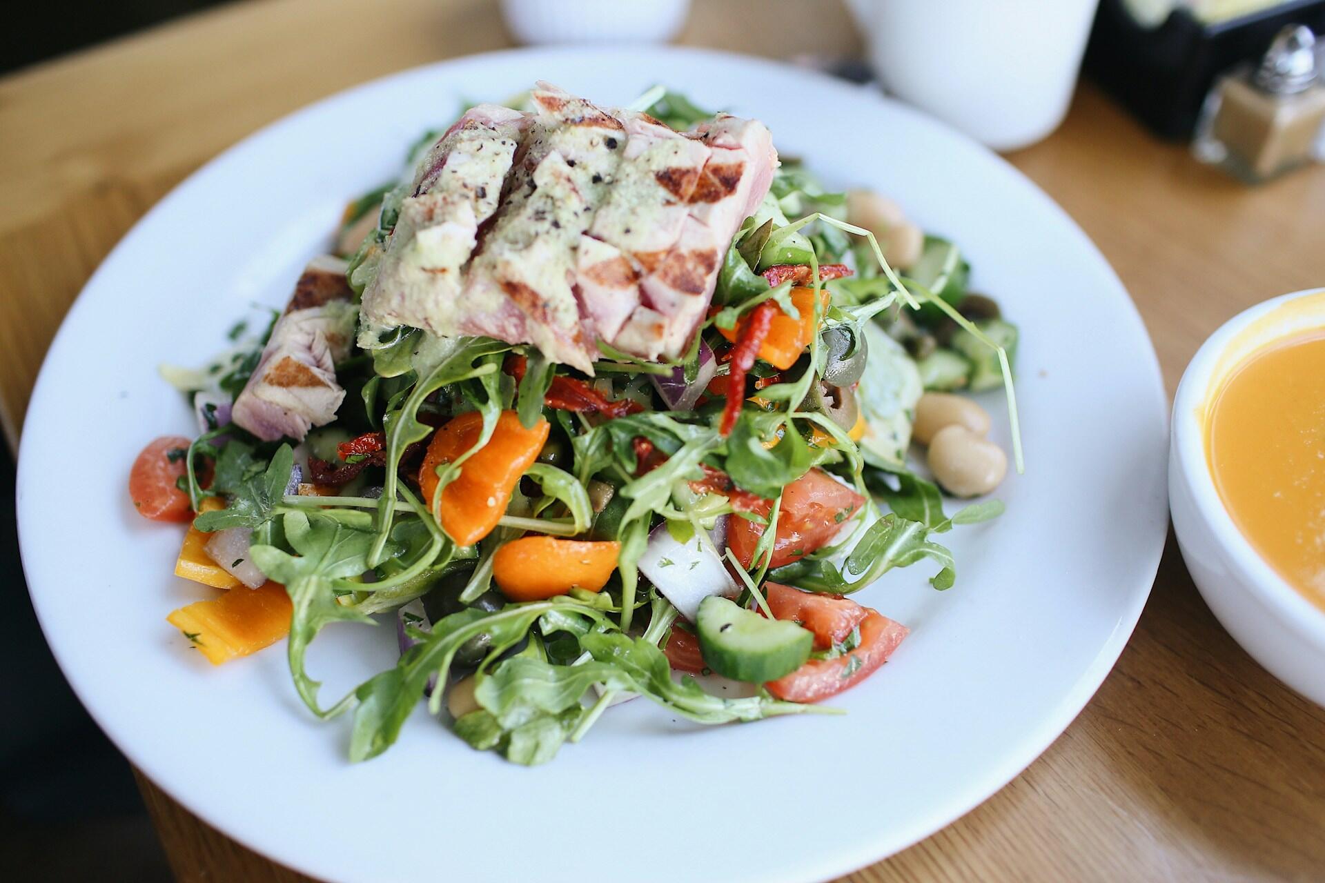 Tallerken med frisk salat, grønnsaker og grillet kylling