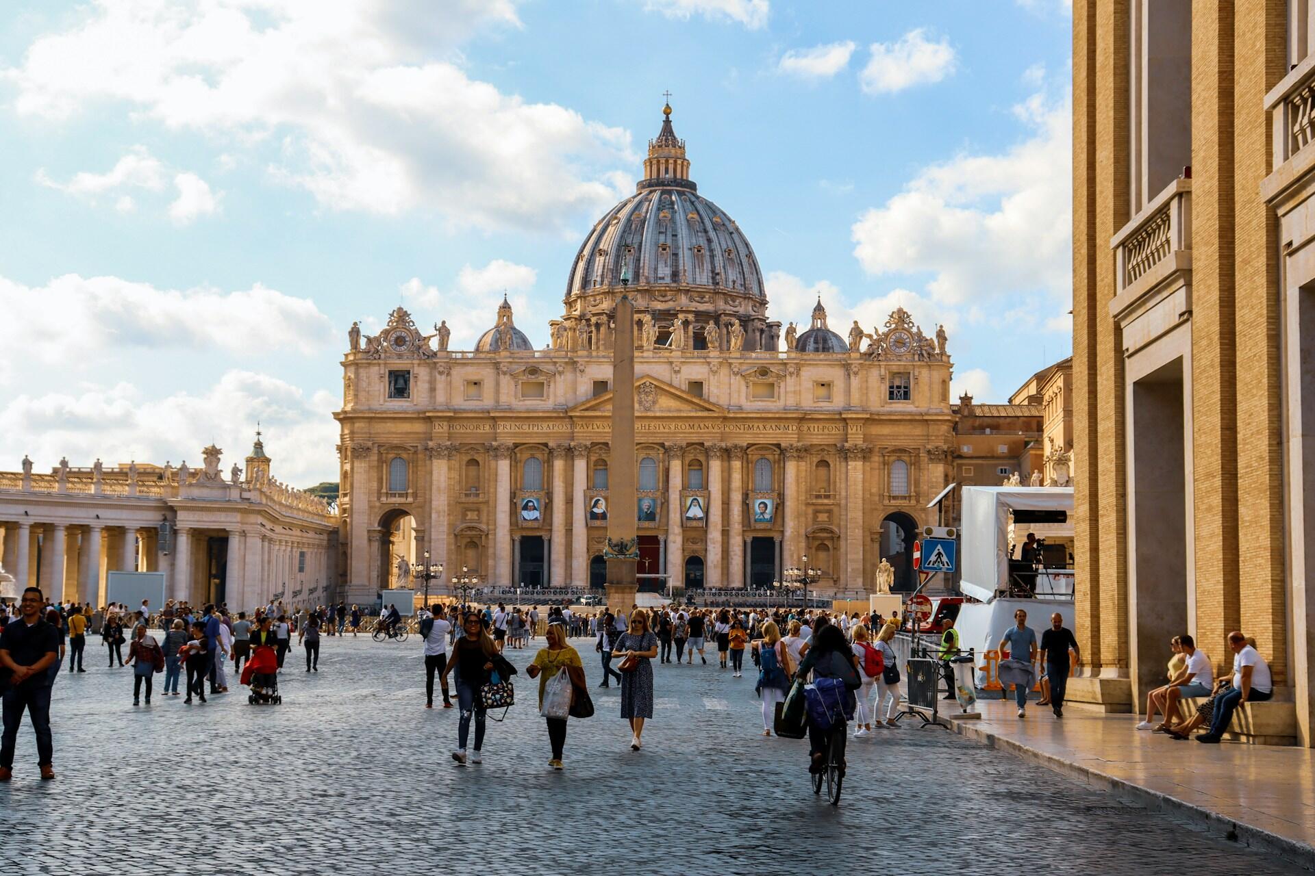 Turister utenfor Peterskirken i Vatikanet i Roma.