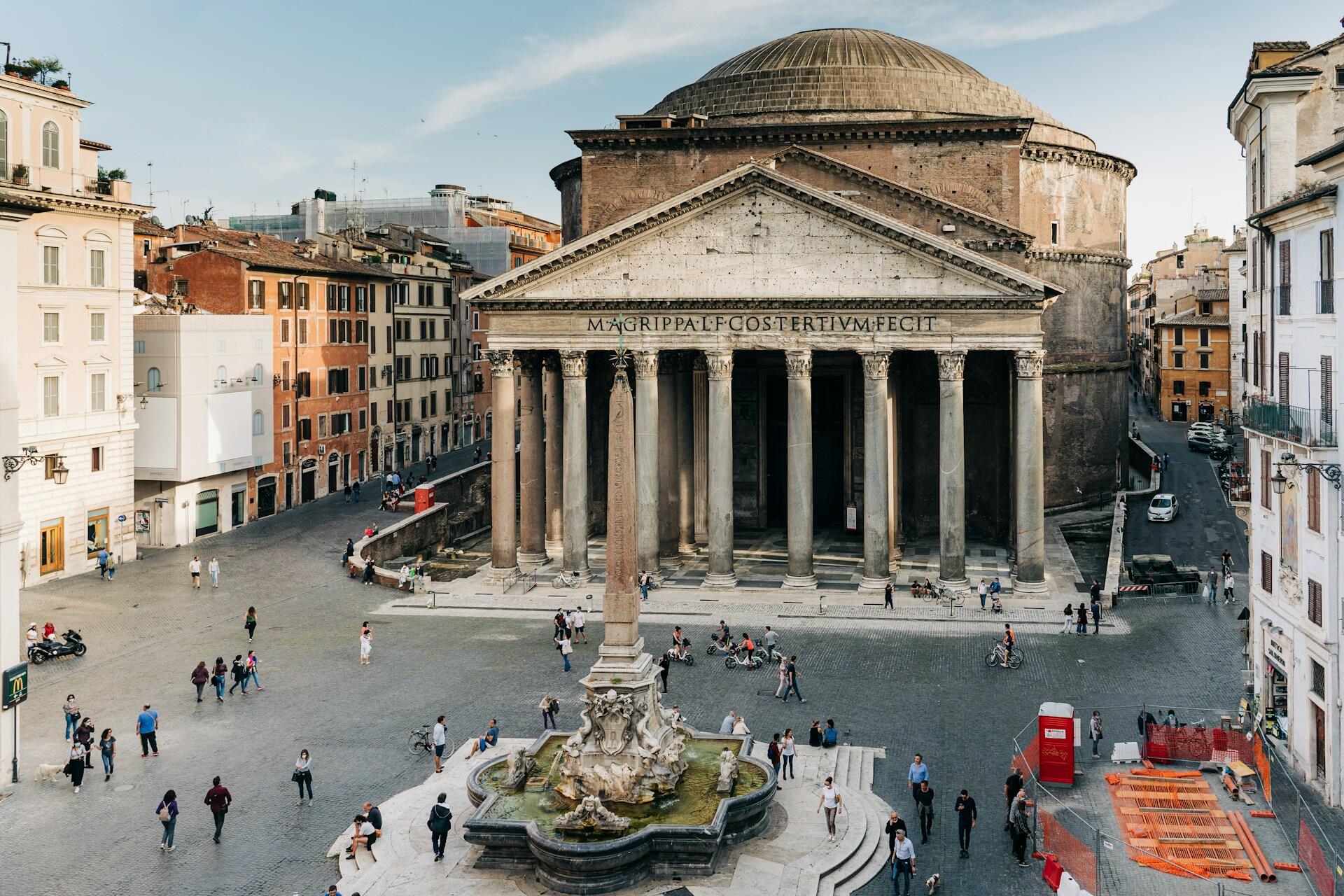 Pantheon kirken i Roma, med turister foran.