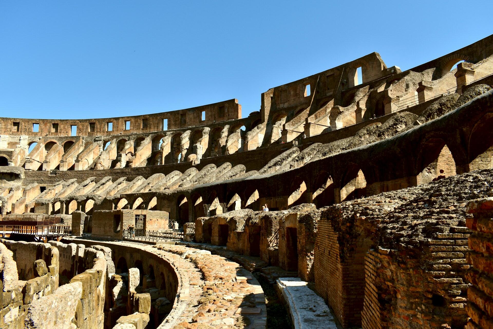 Colosseum i Roma, med blå himmel bak.