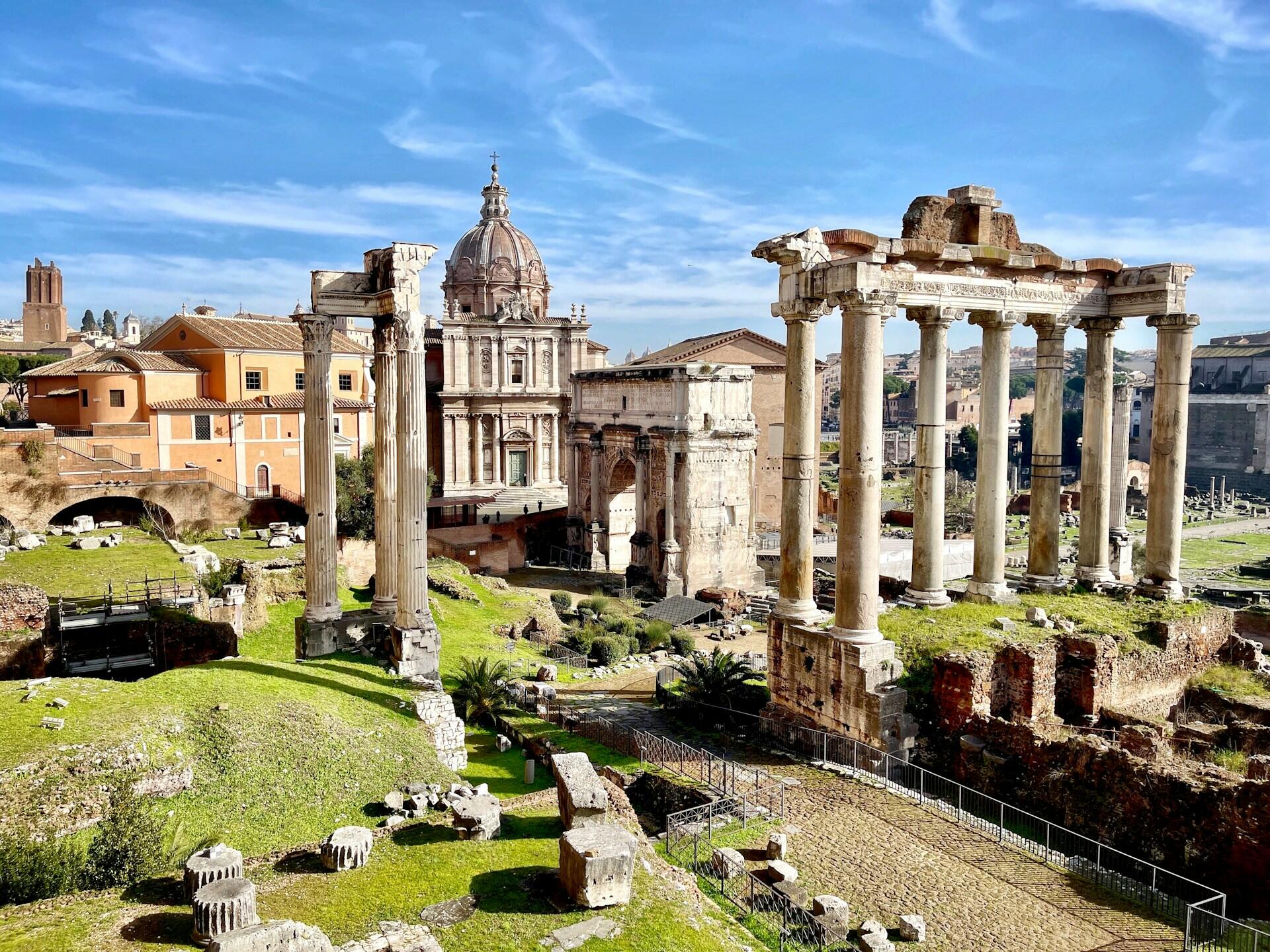 Gamle romerske ruiner står spredt i sentrum av Roma.
