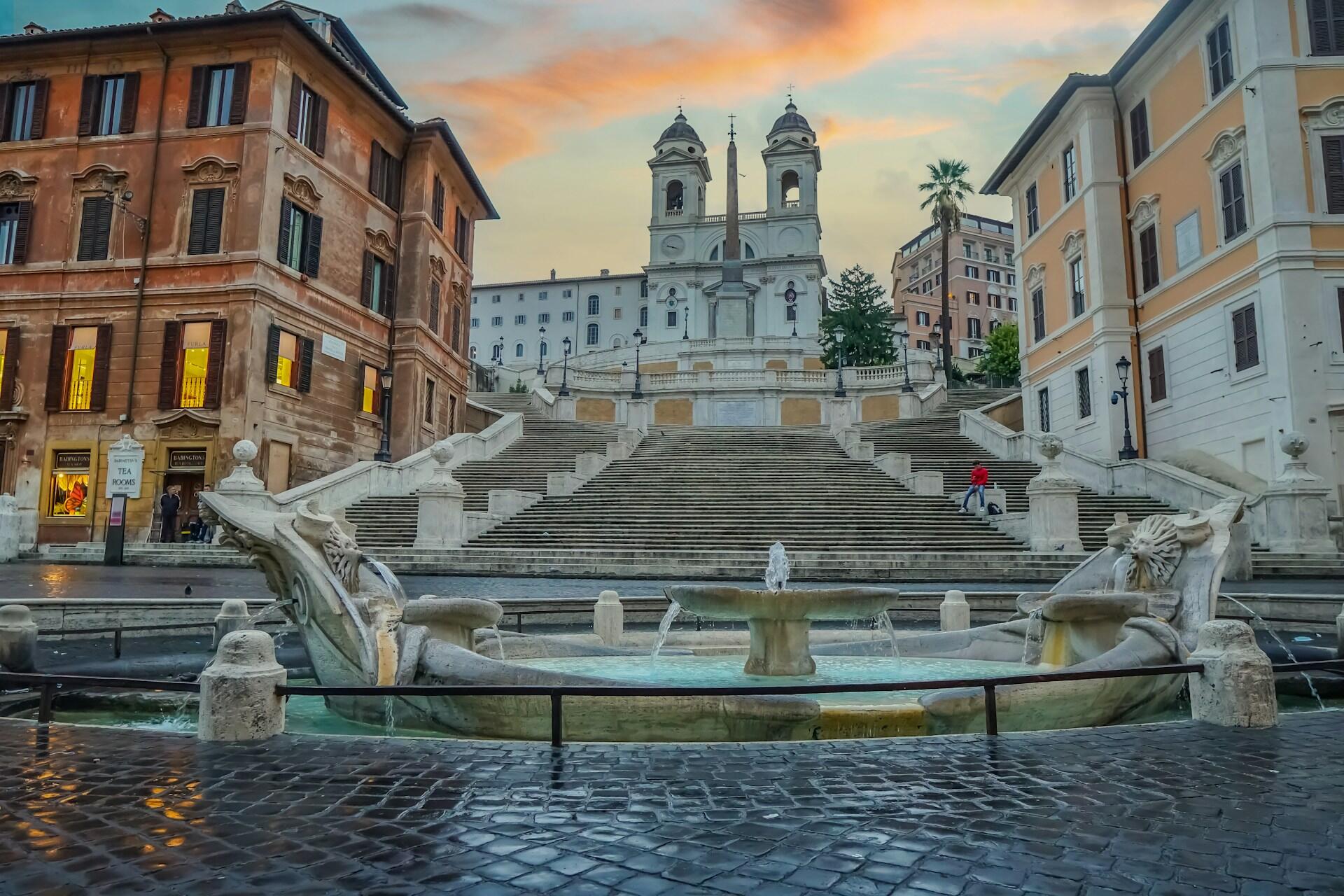 Spansketrappen i Roma med fontene foran.