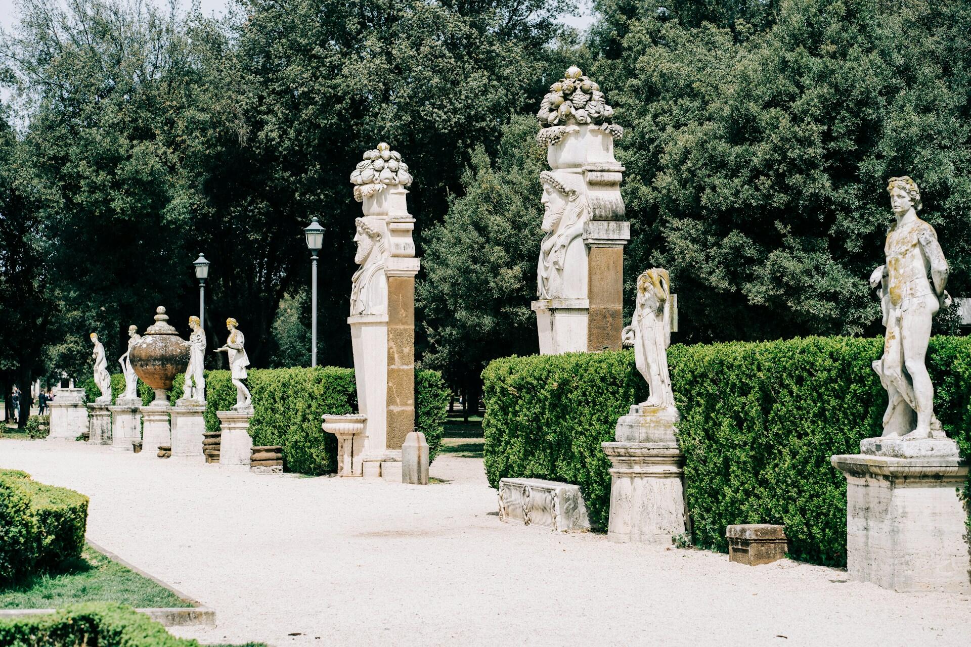 Statuer i en park i Roma.