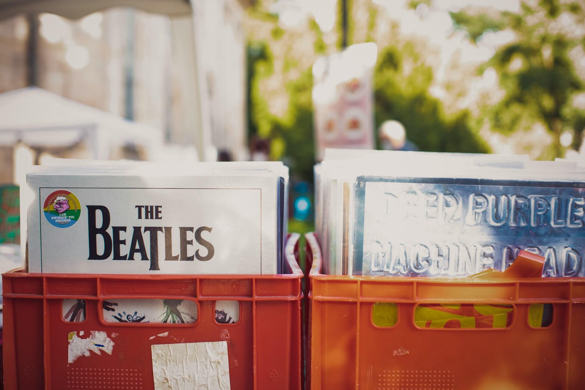 Vinylplater med The Beatles og Deep Purple i en kasse