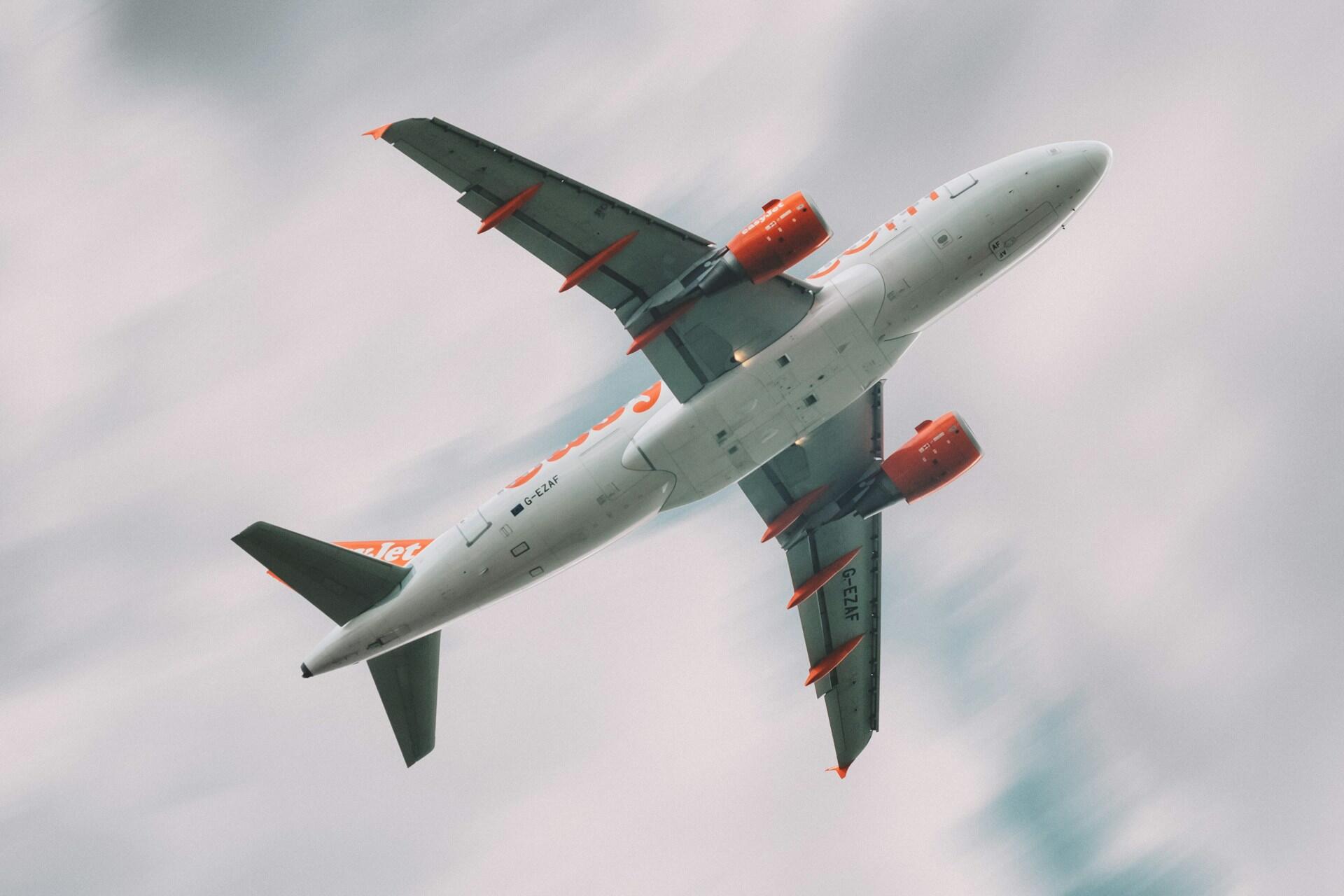 Undersiden av et fly i luften.
