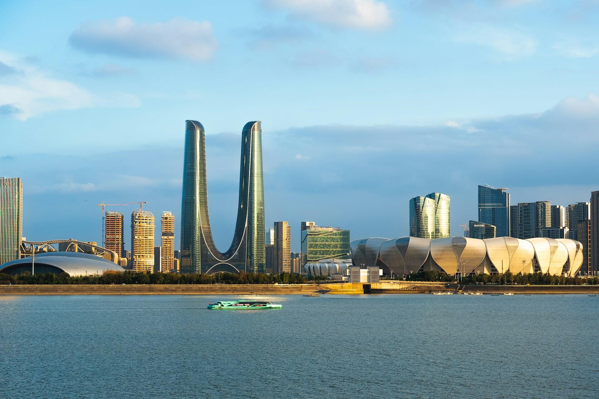 Den kinesiske byen Hangzhou, med vannet i forgrunnen.