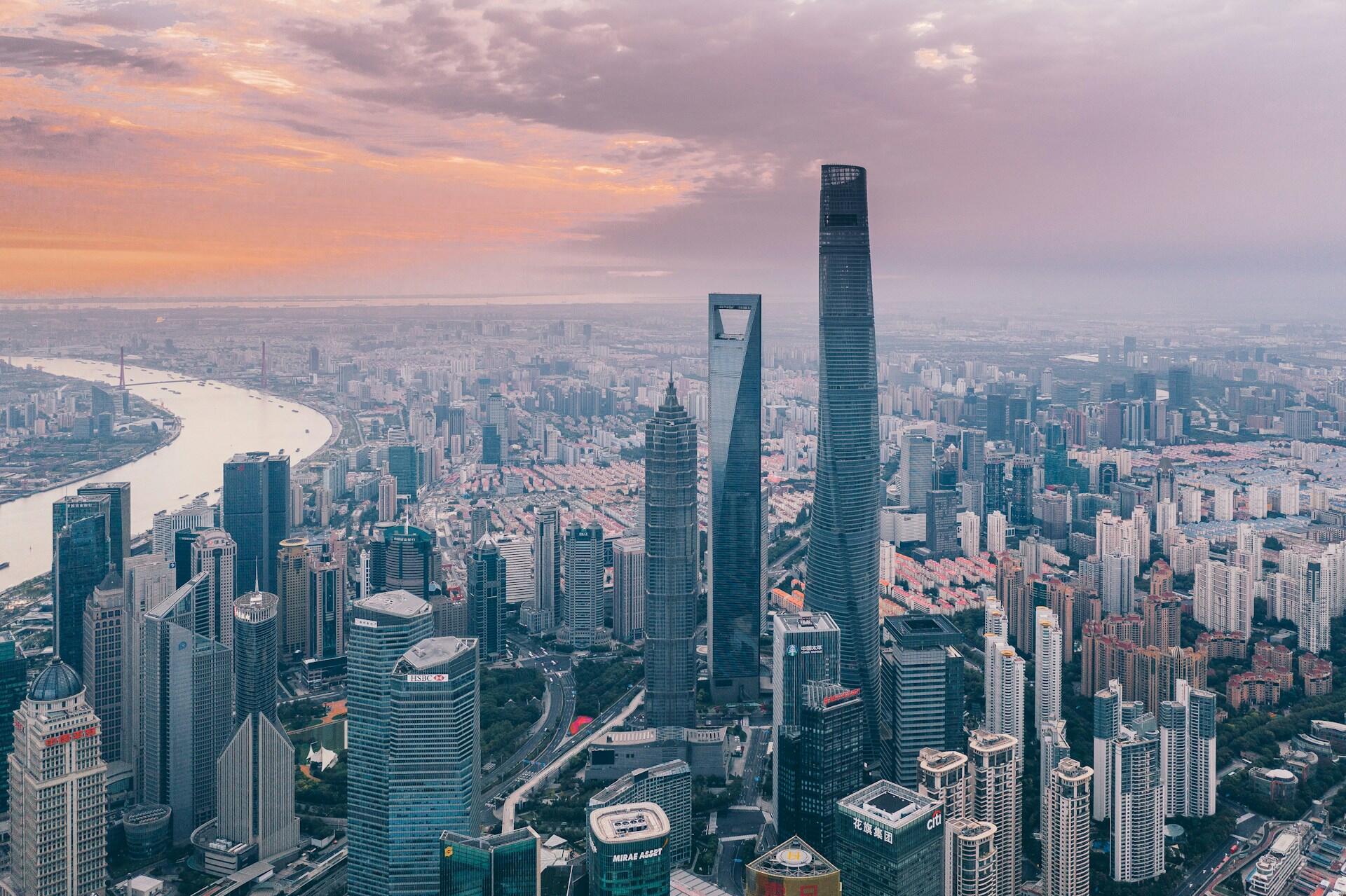 Bilde overfra av Shanghai med alle skyskraperne.