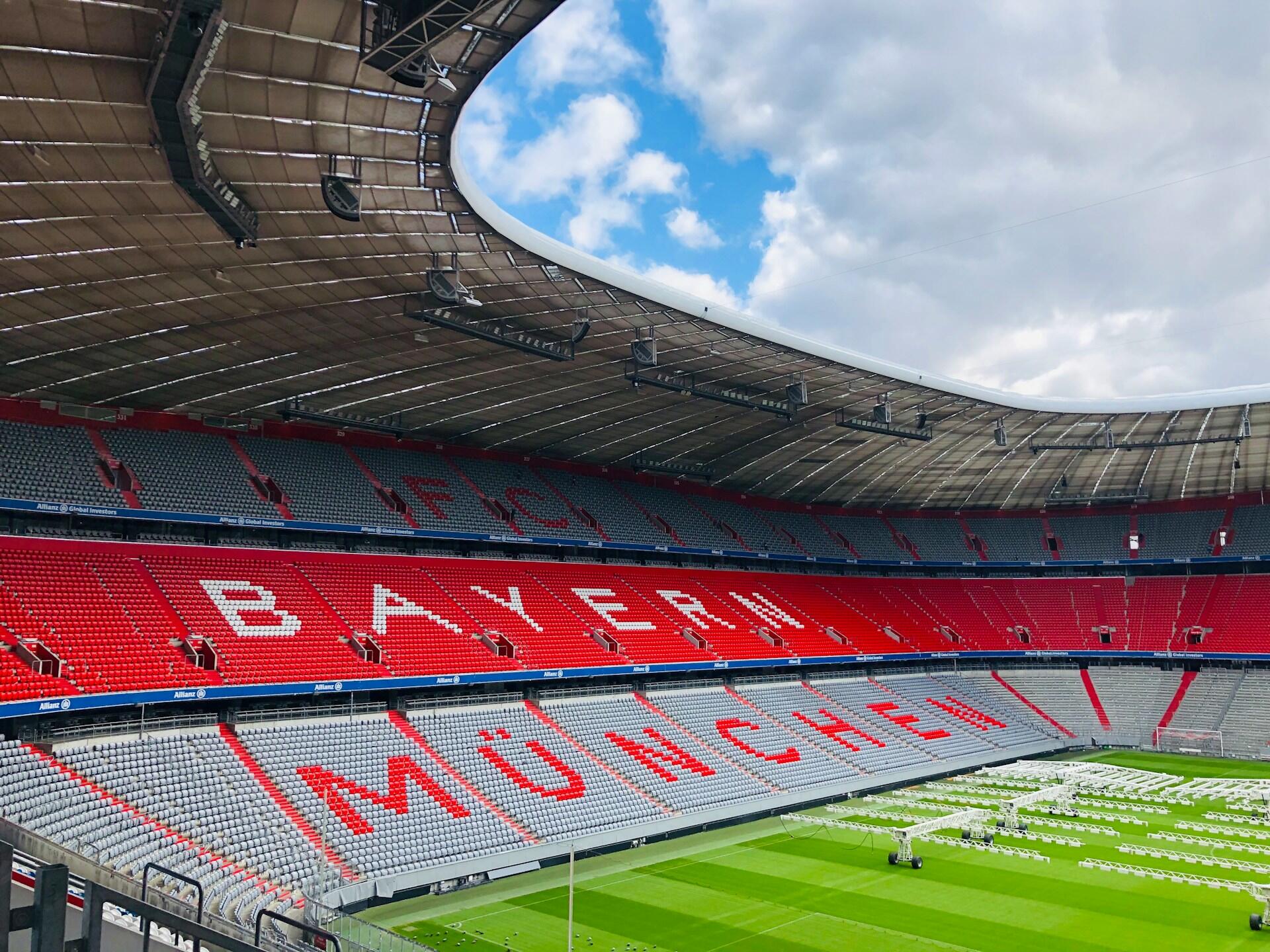 den tomme arenaen til fotballaget bayern munchen