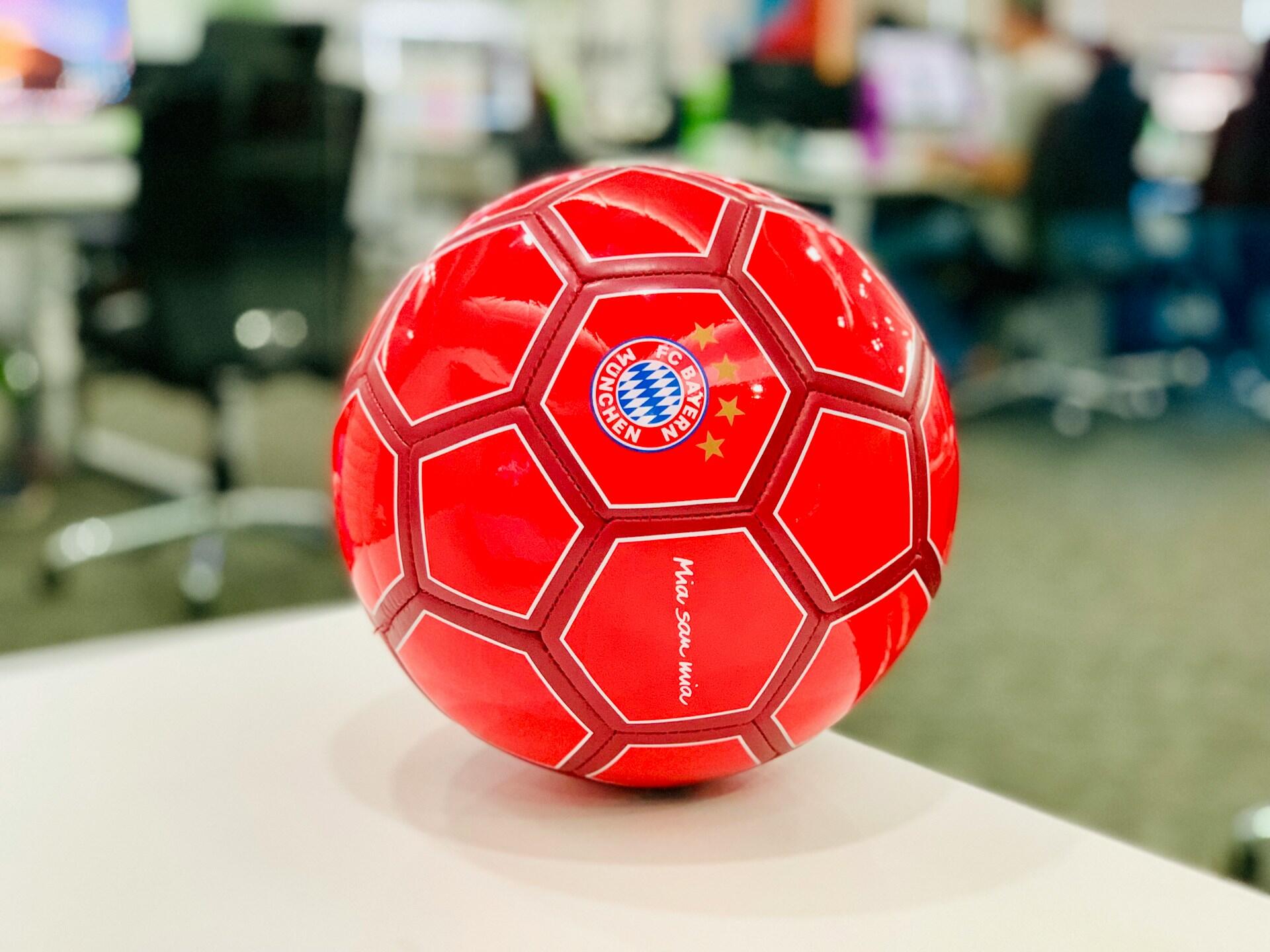 Rød fotball med logoen til Bayern Munchen
