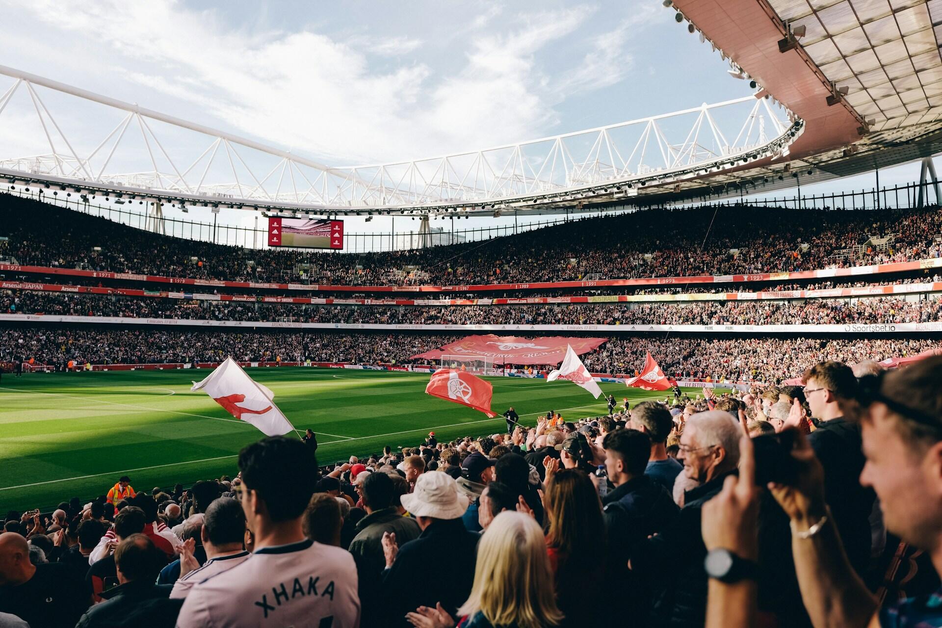 Stappfull fotballstadion med fans.