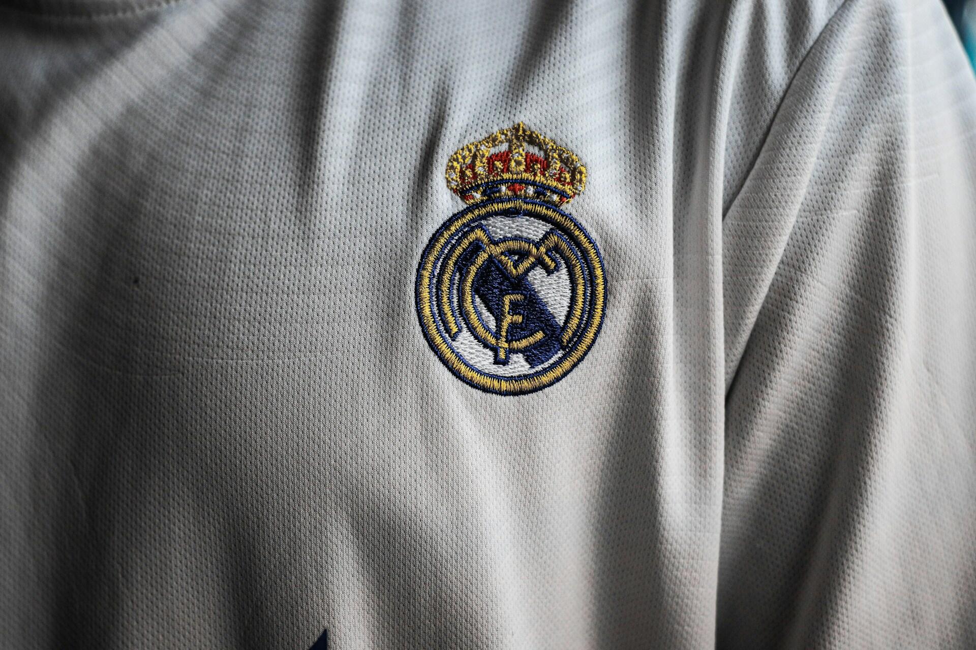 Logoen til fotballaget Real Madrid på hvit drakt
