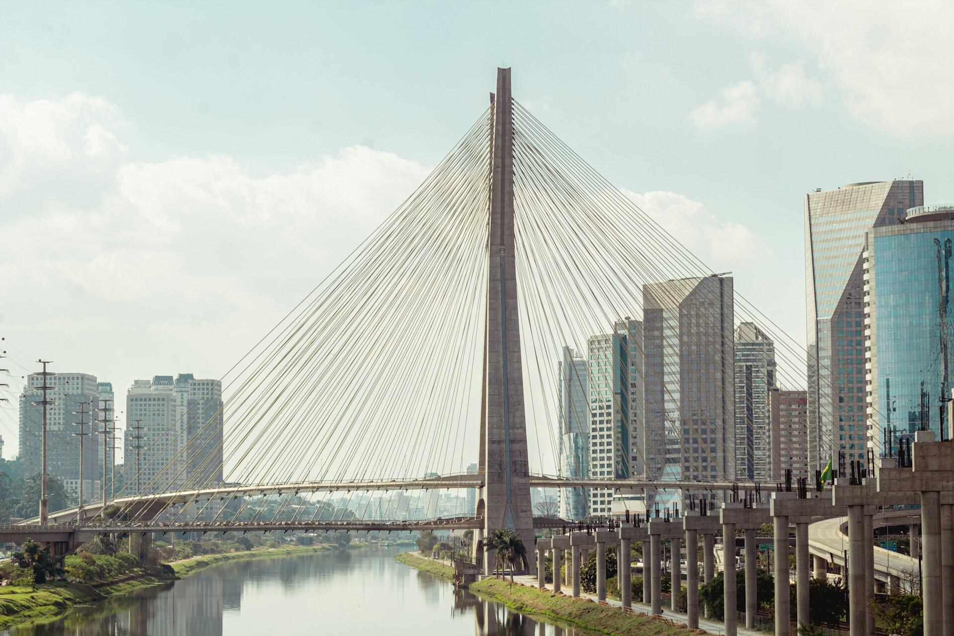 Octavio Frias de Oliveira bro i São Paulo med skyskrapere i bakgrunnen