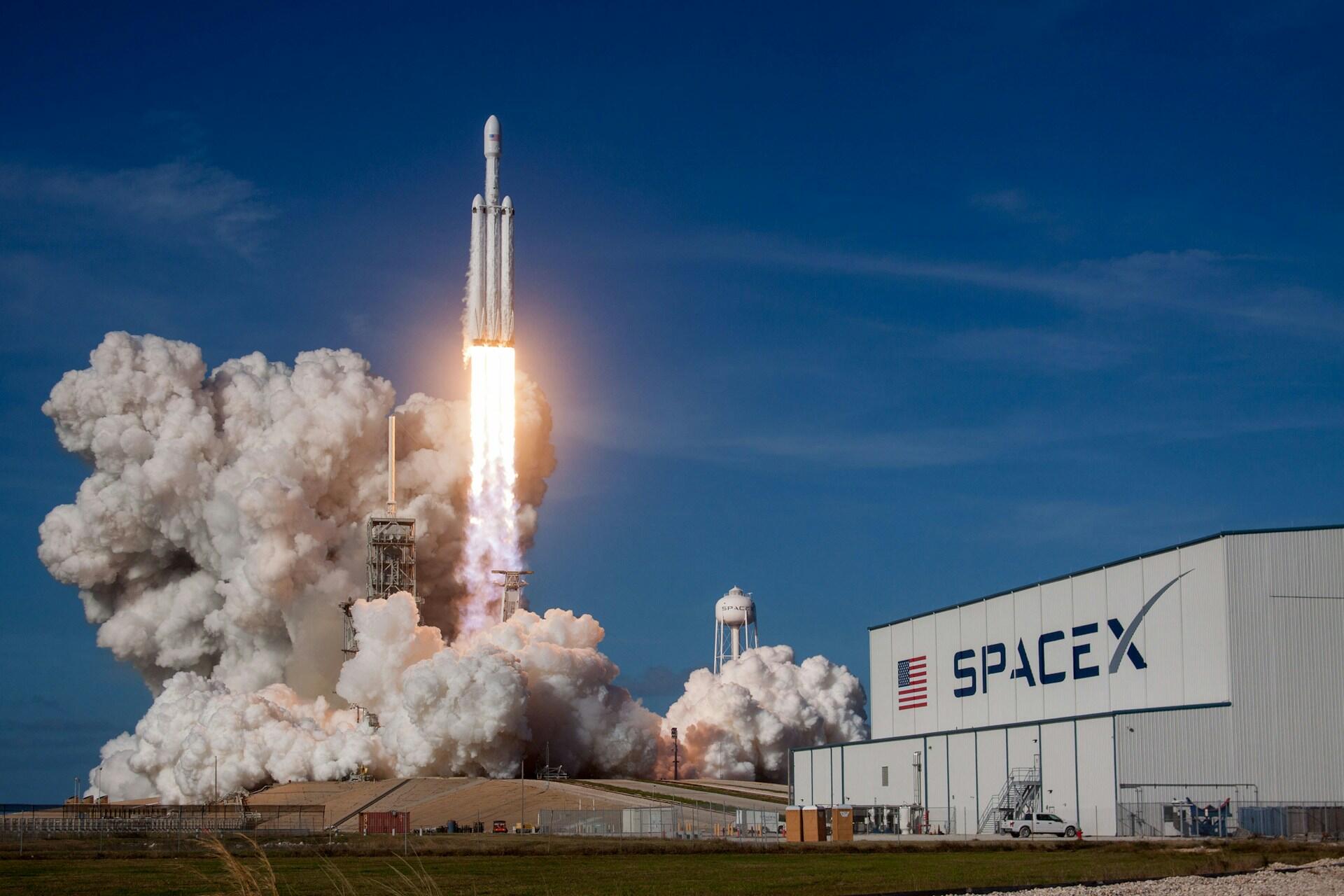 SpaceX Falcon Heavy rakett skytes opp fra oppskytingsbase med store skyer av røyk
