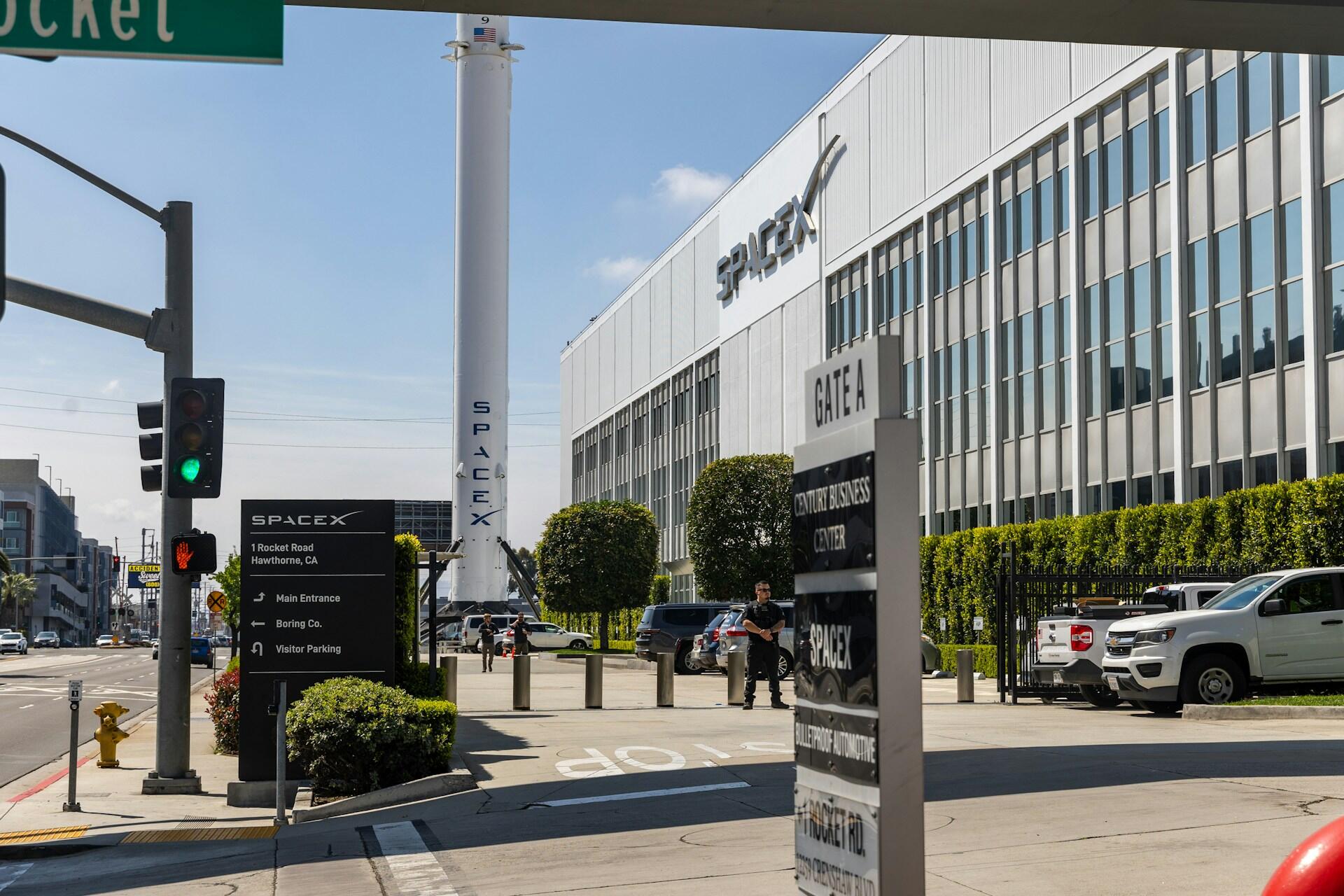 SpaceX hovedkvarter i California med Falcon 9-rakett og moderne bygninger