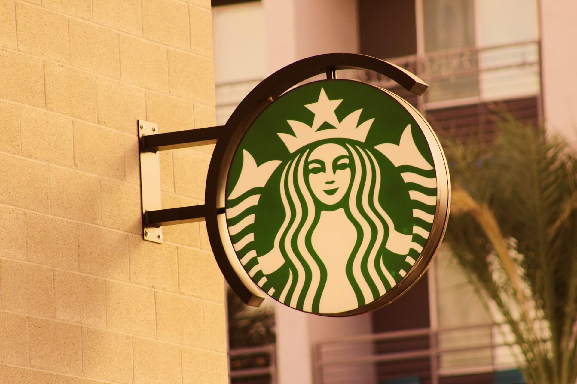 Starbucks skilt på vegg.