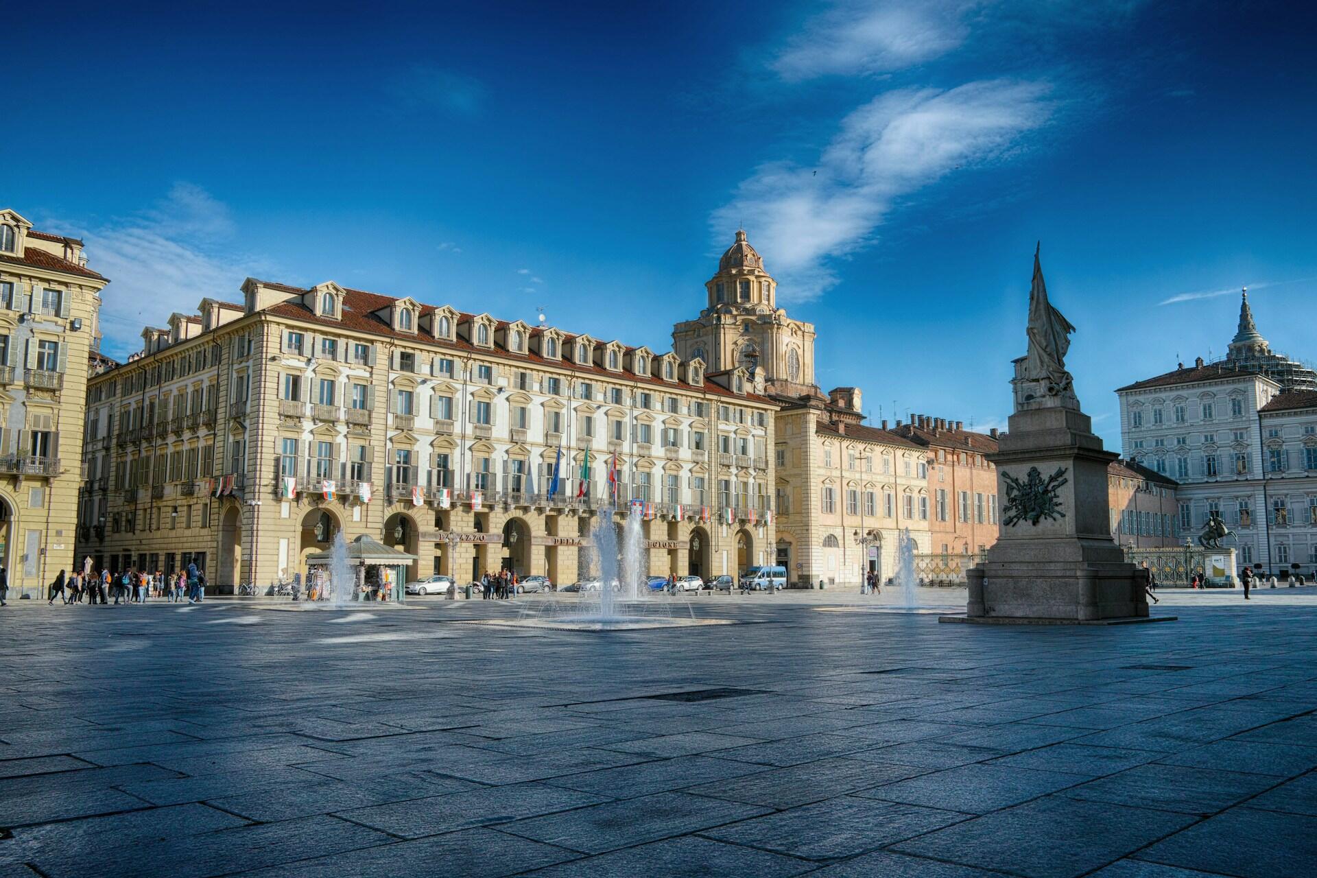Stor bygning midt i sentrum av torino