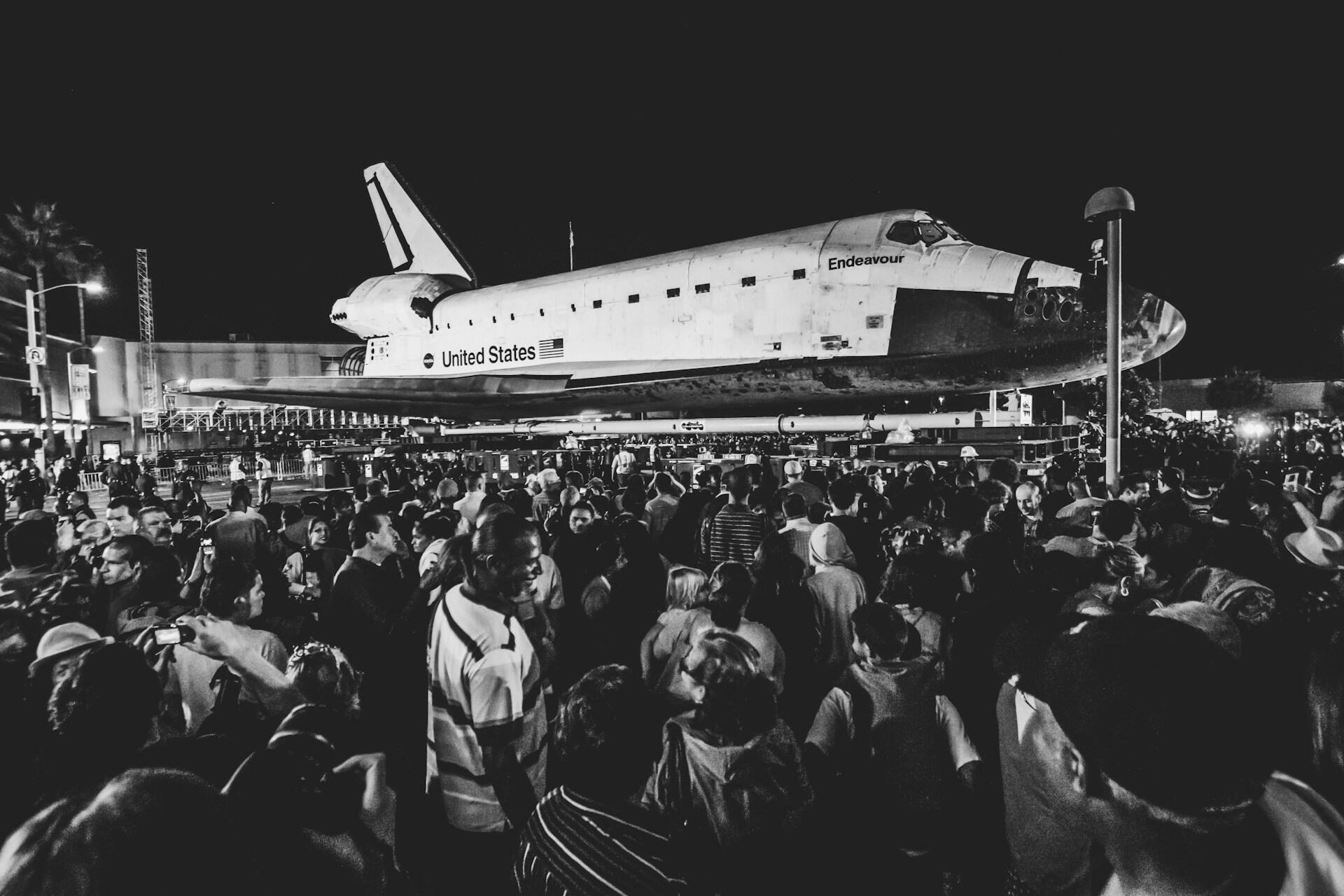 Space Shuttle Endeavour omringet av store folkemengder under transport