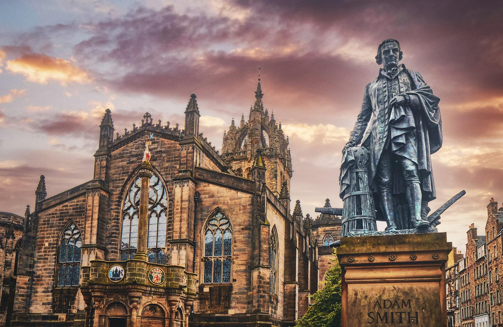 Statue av Adam Smith foran St. Giles’ Cathedral i Edinburgh – kjent som far til moderne økonomi.