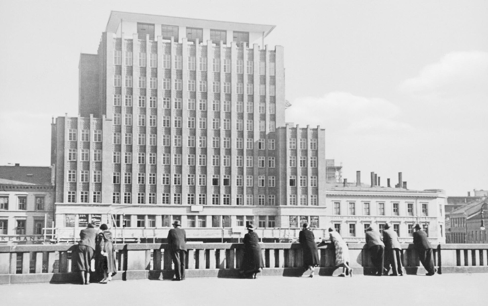 Historisk foto av Folketeateret i Oslo brukt som symbol på planøkonomiens tidsepoke