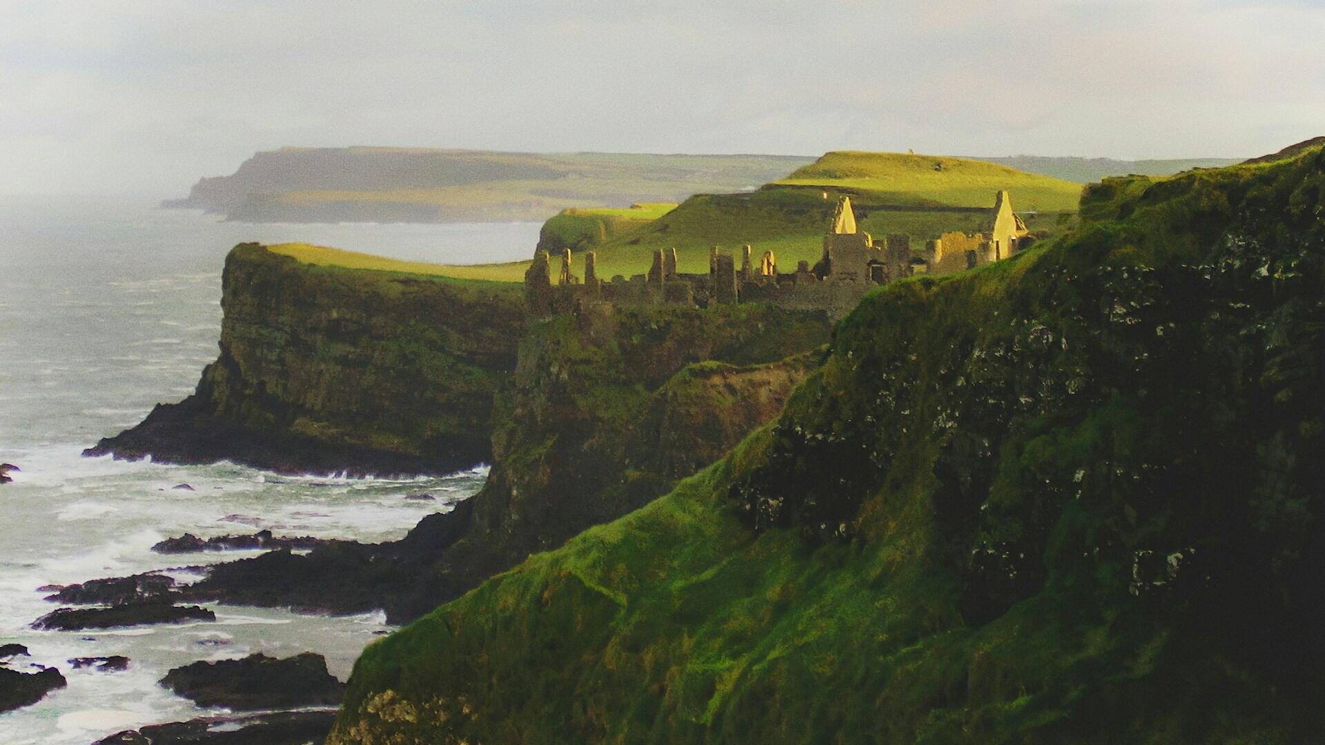 Utsikt over Dunluce Castle på klippene ved Nord-Irlands kyst.