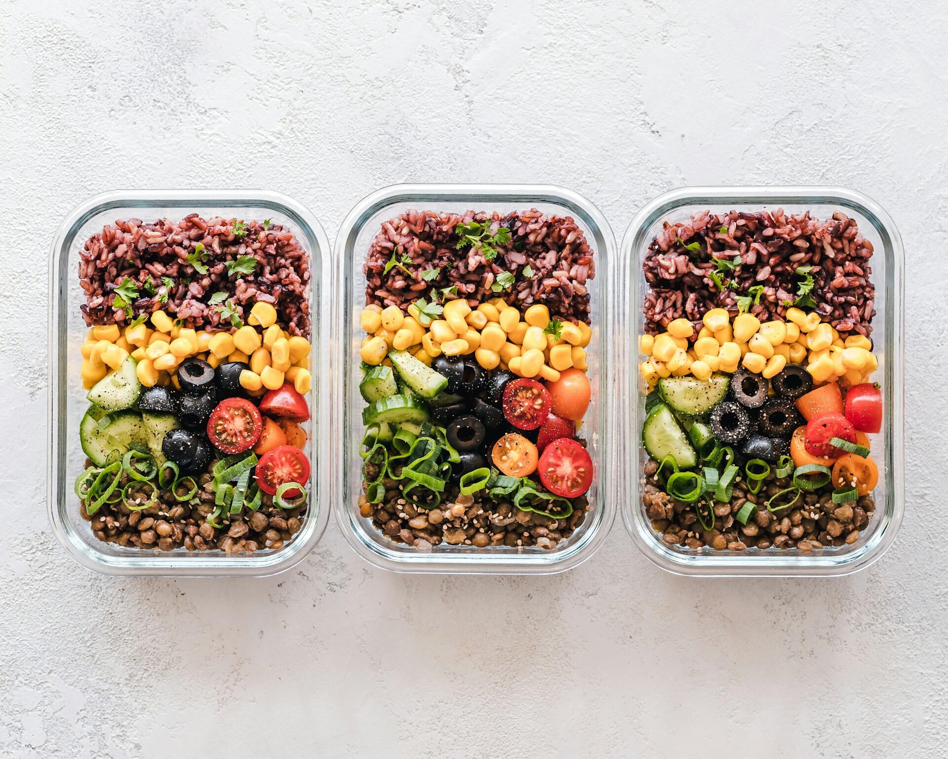 Matbokser med salat som er pakket klart for uka