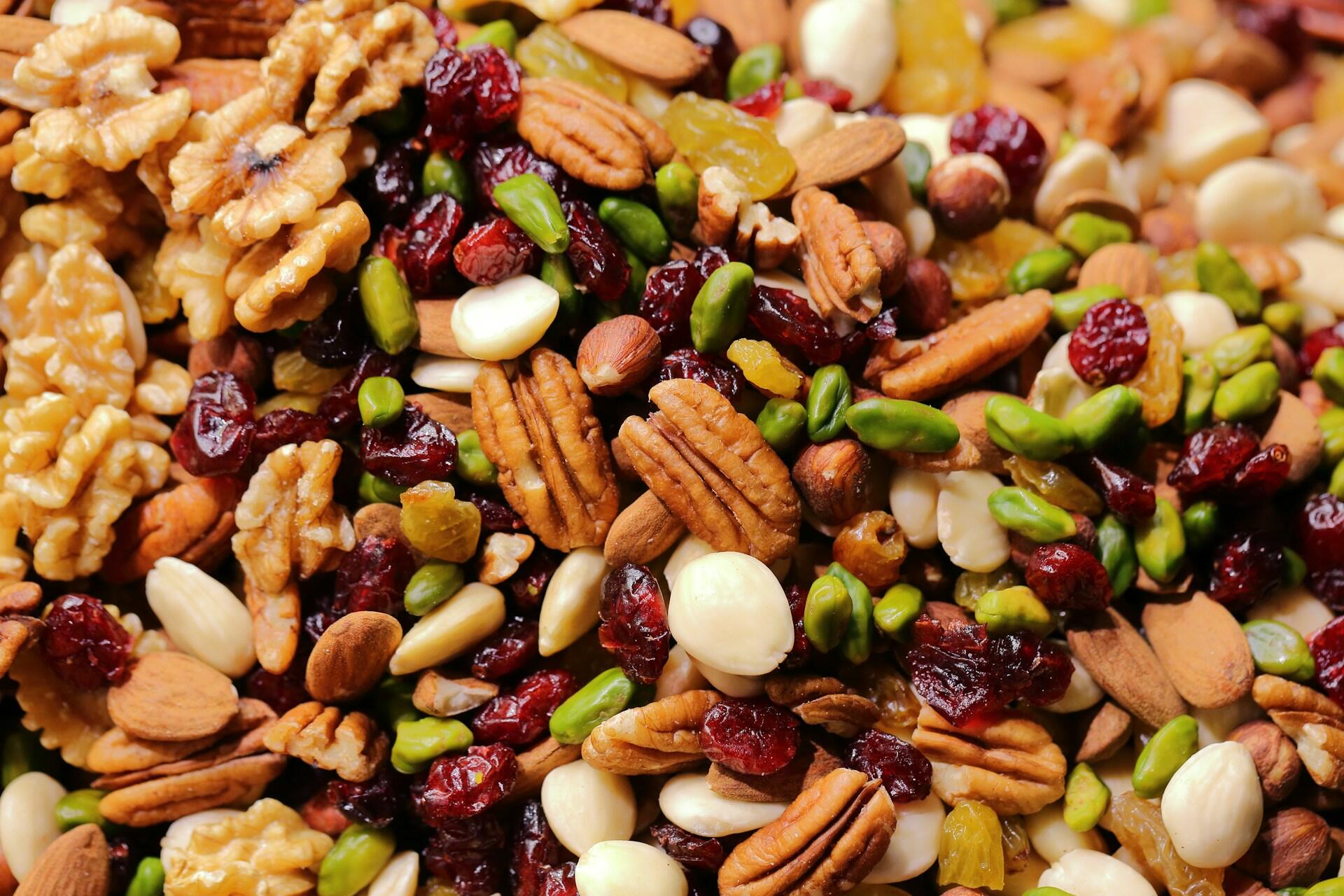 Ulike typer nøtter og tørket frukt blandet