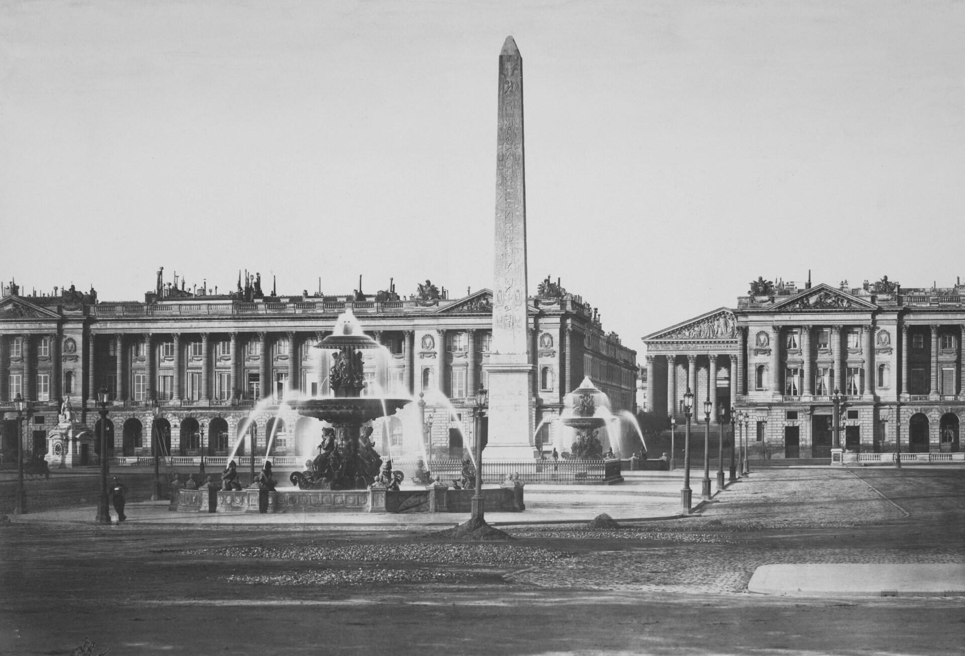 Place de la concorde i Paris med en stor søyle, og fontene foran