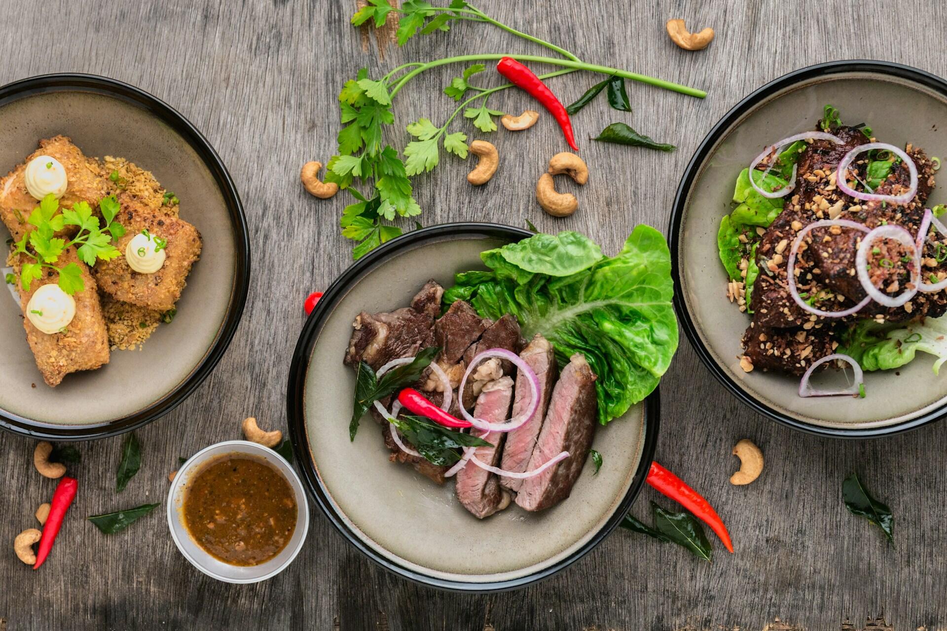 Ulike matretter dandert på en tallerken og utover et grått bord