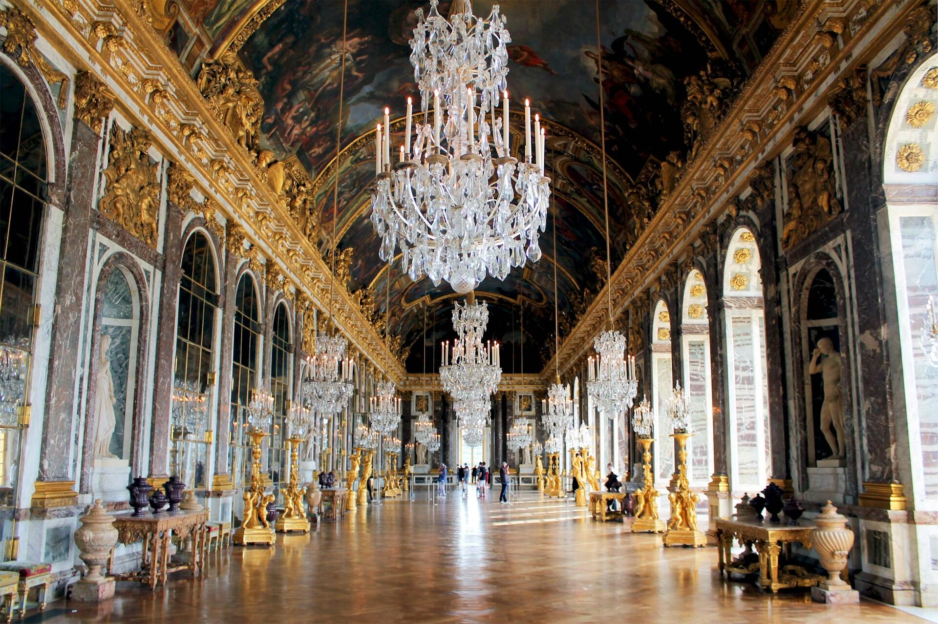 Inne i Versailles-palasset, dekket i gullbelagte skulpturer og store lysekroner