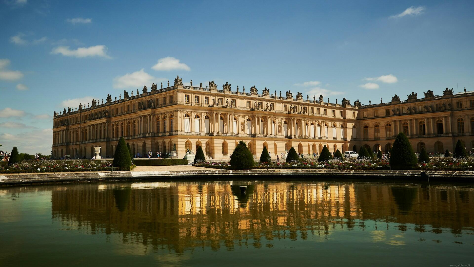 Det gigantiske palasset versailles med vann foran