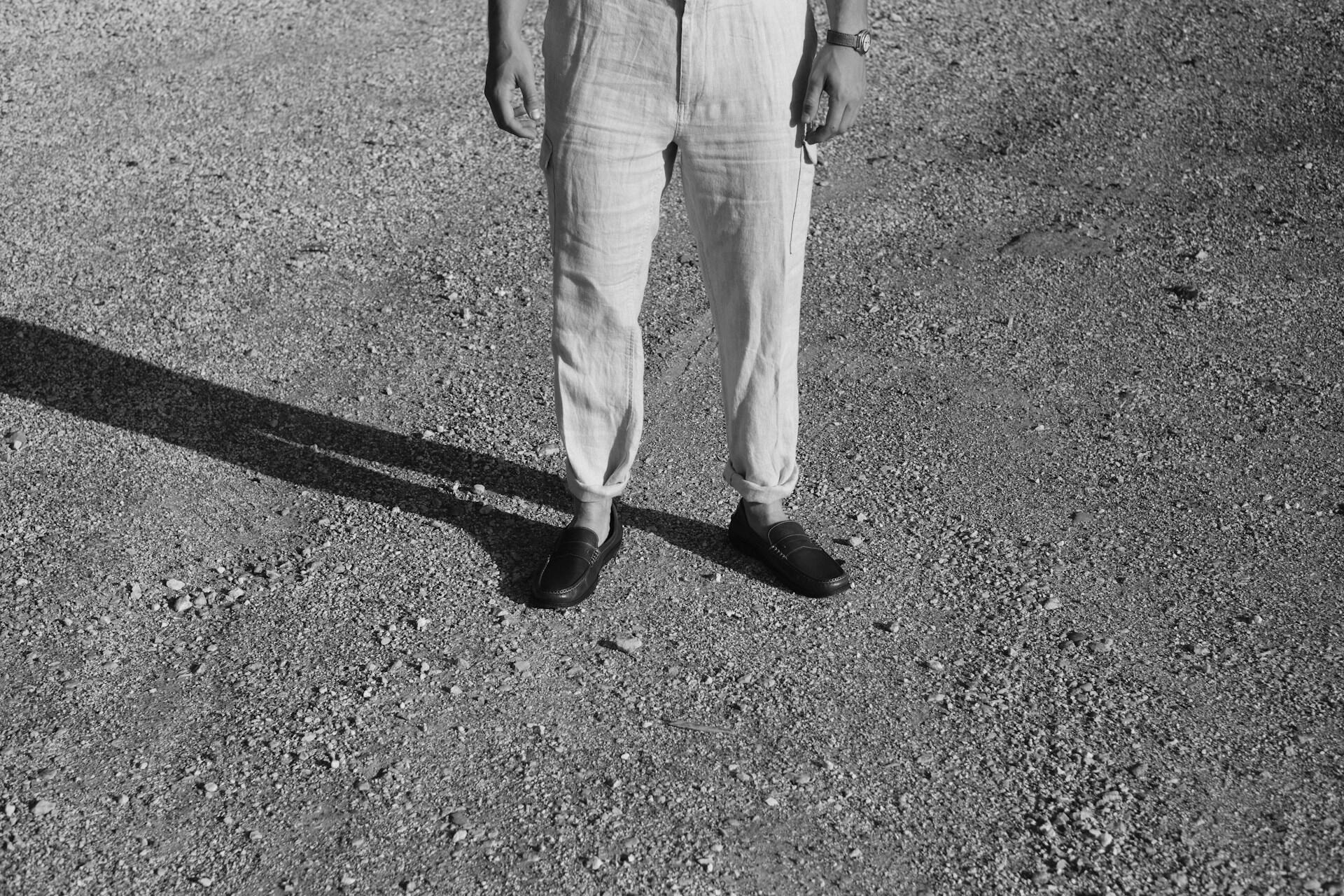 Mann i svart-hvitt med lyse linbukser på, som mange blues-artister