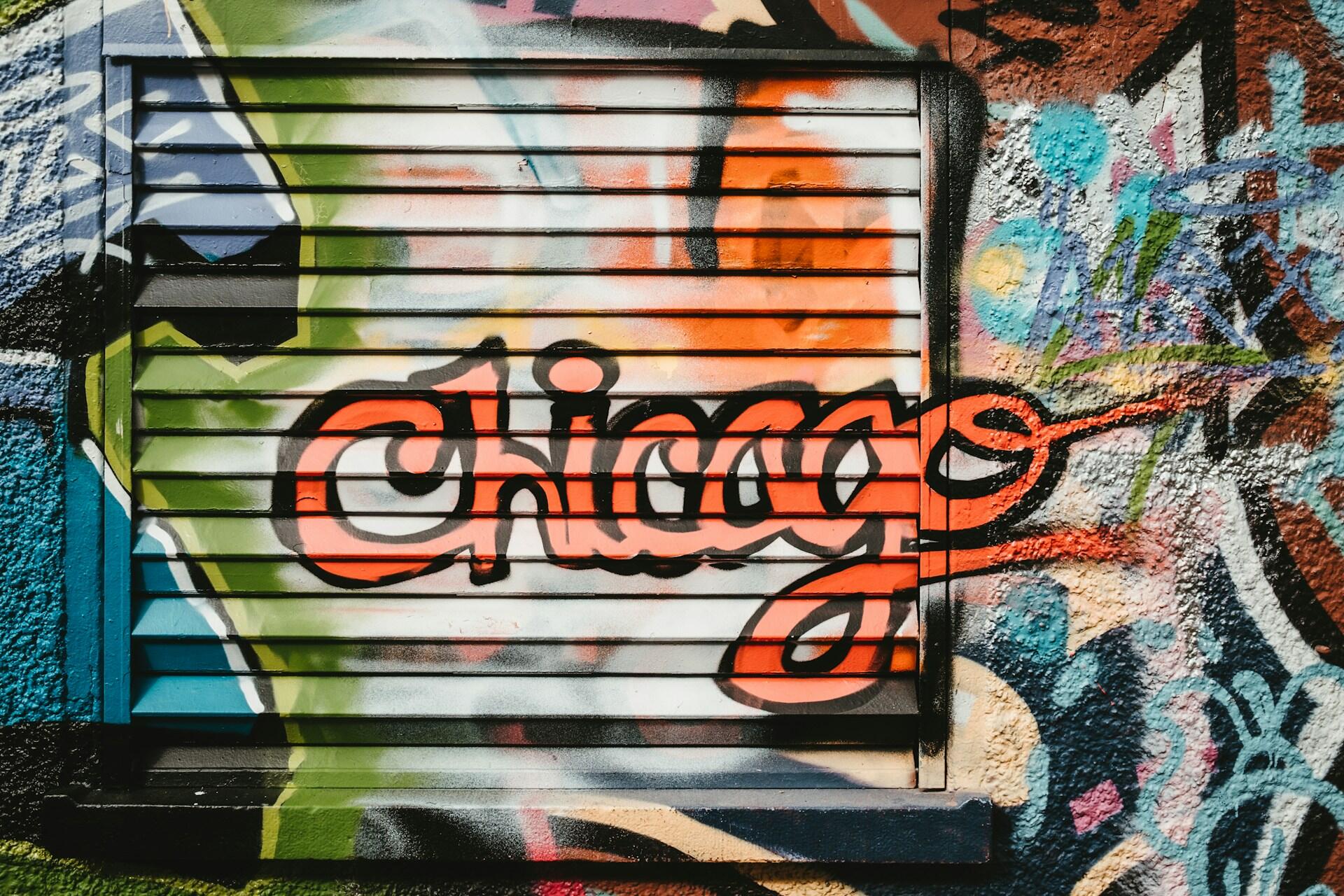 Fargerik graffitivegg med teksten «Chicago» – byen der elektrisk blues ble født