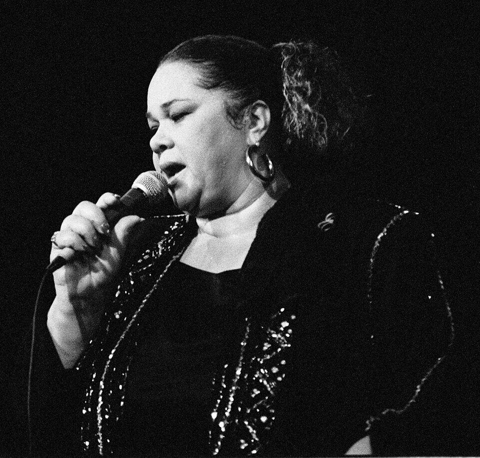 Den amerikanske bluessangerinnen Etta James i konsert i Deauville (Normandie, Frankrike) i juli 1990
