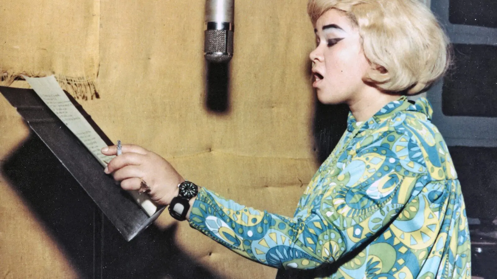 Etta James synger i studio på 1960-tallet under innspillingen av en av sine mest kjente blueslåter.