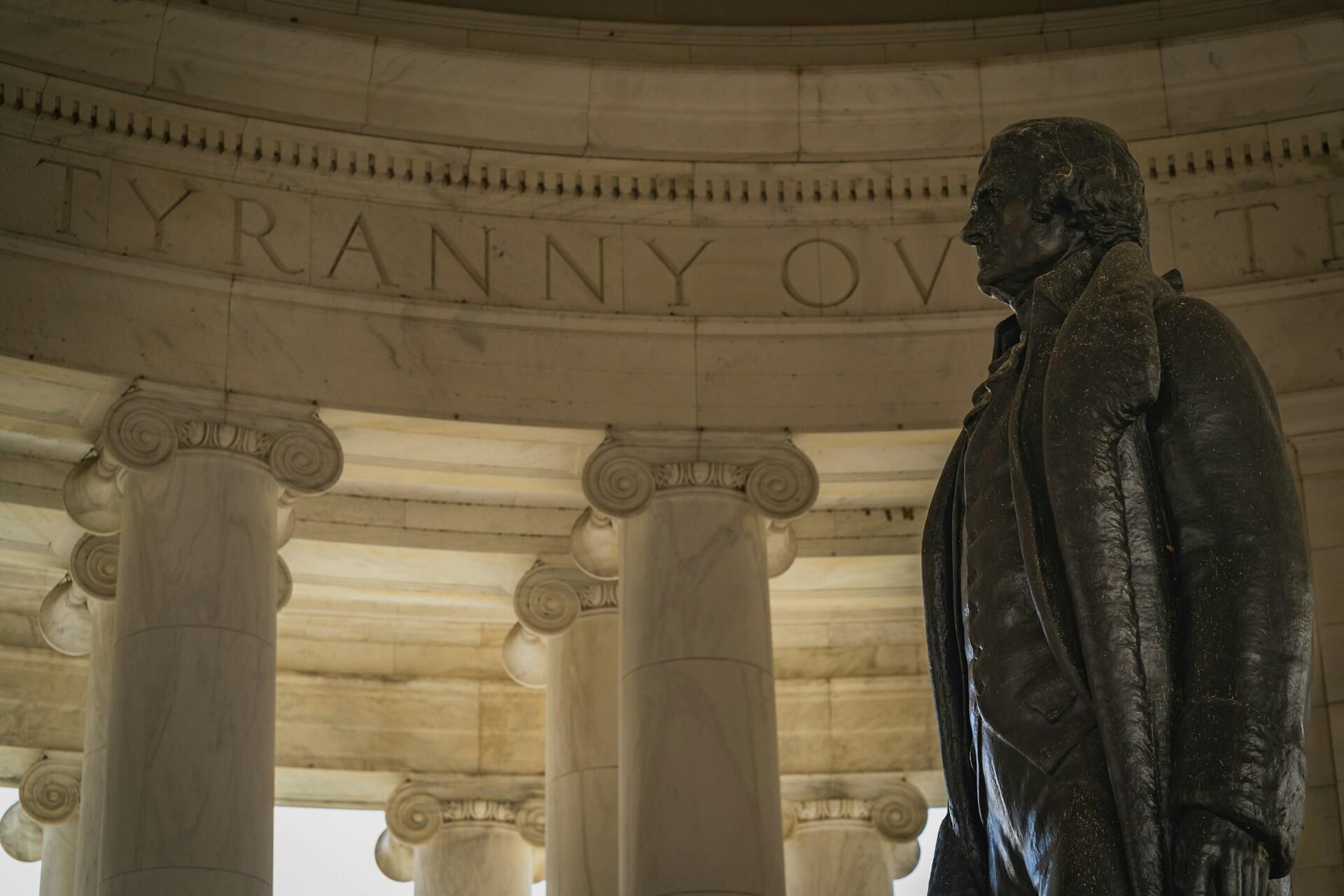 Statue av Thomas Jefferson inne i Jefferson Memorial i Washington D.C., omgitt av marmorsøyler og inskripsjonen «Tyranny over the mind».