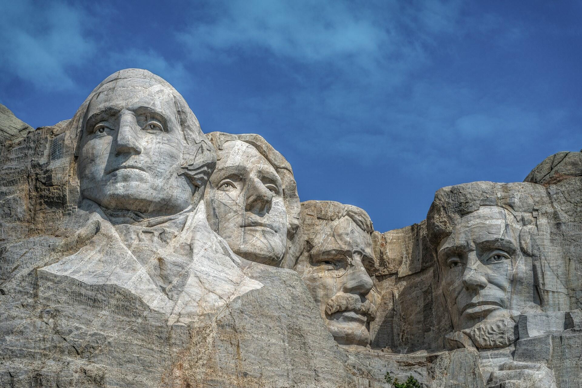 Mount Rushmore med portrettene av George Washington, Thomas Jefferson, Theodore Roosevelt og Abraham Lincoln hugget inn i fjellet.