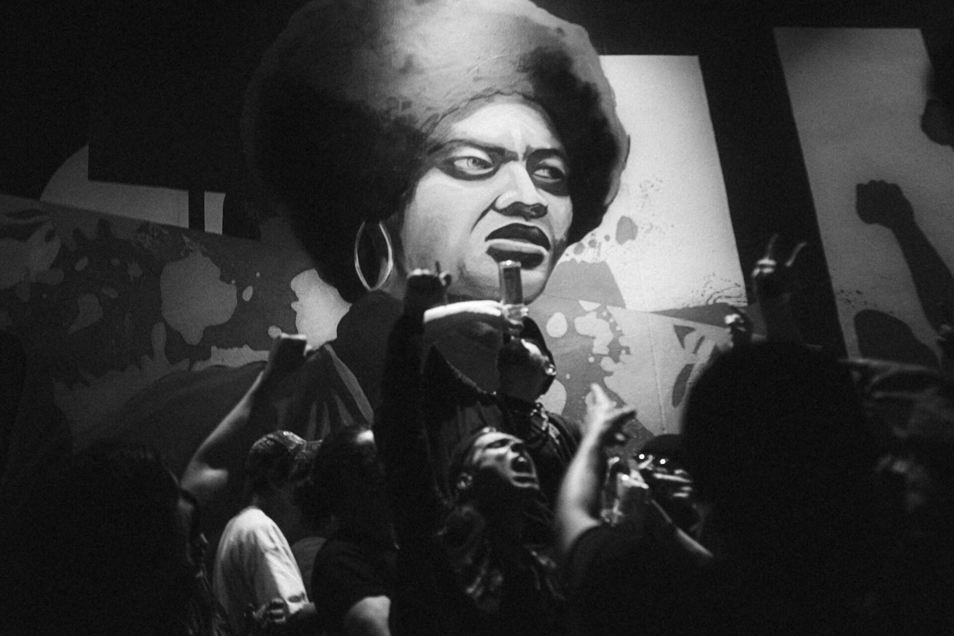 Publikum på bluesklubb under konsert med kraftfull stemning