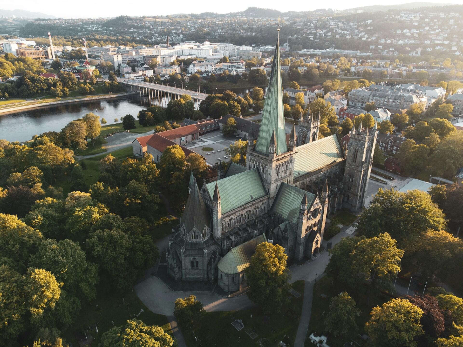 bilde tatt overnfra av Nidarosdomen og Trondheim sentrum