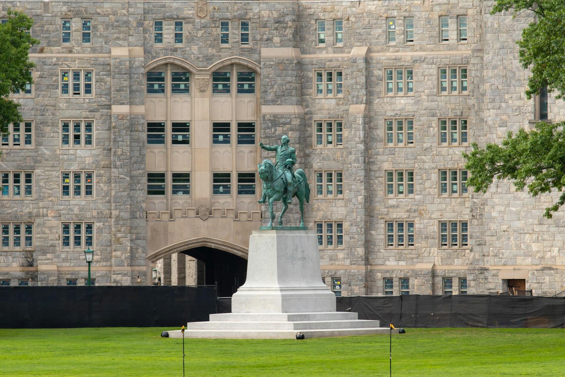 Rytterstatue av George Washington foran hovedbygningen ved West Point militærakademi.