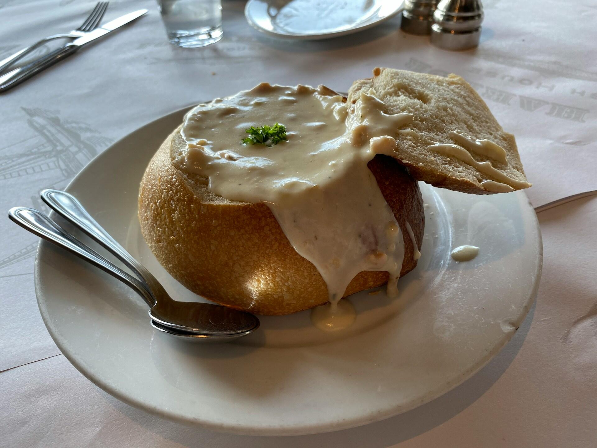 Suppeskål laget av brød, fylt med hvit clam chowder