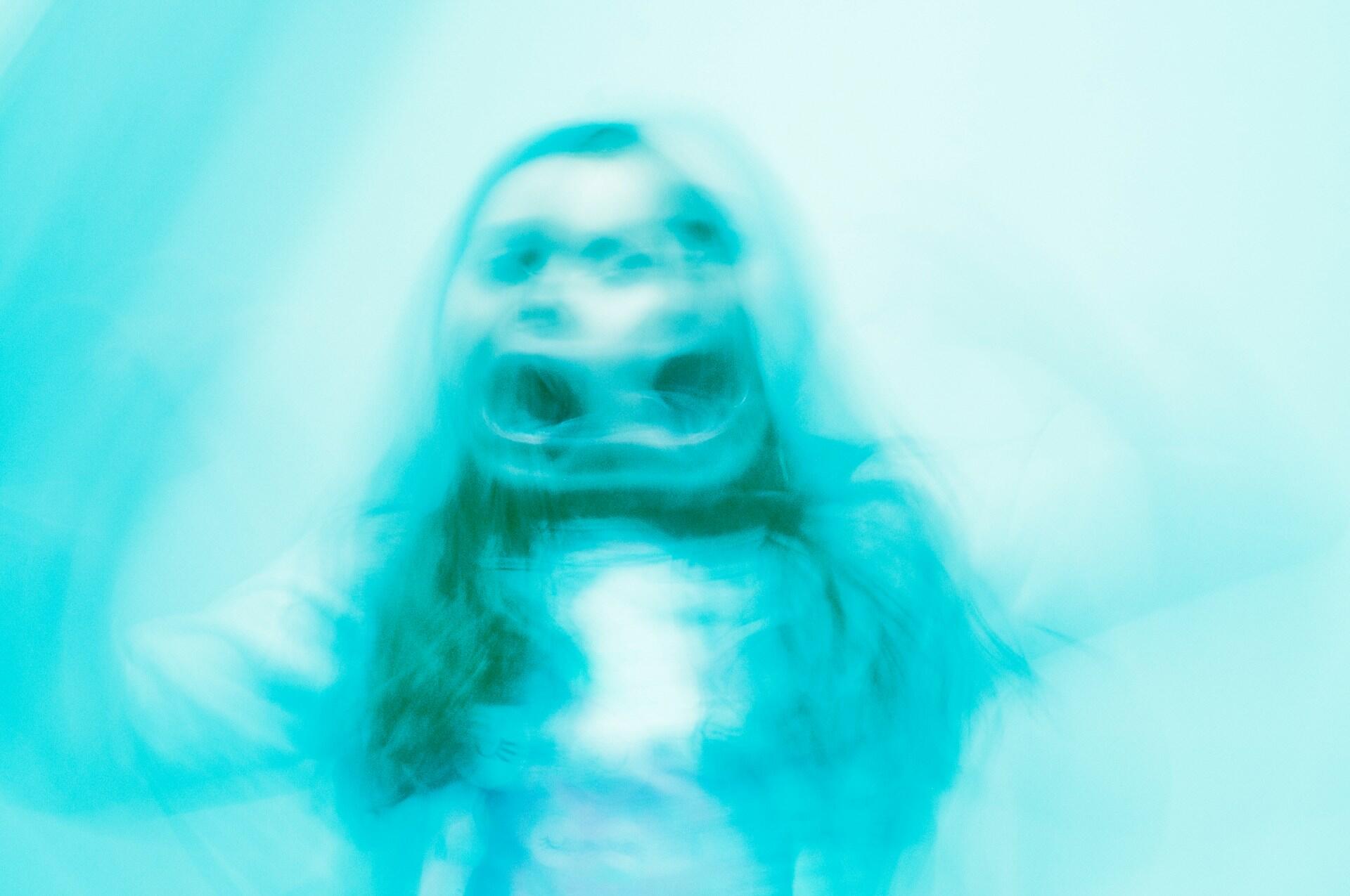 Utydelig menneskeskikkelse som symboliserer en gast i norsk folketro.